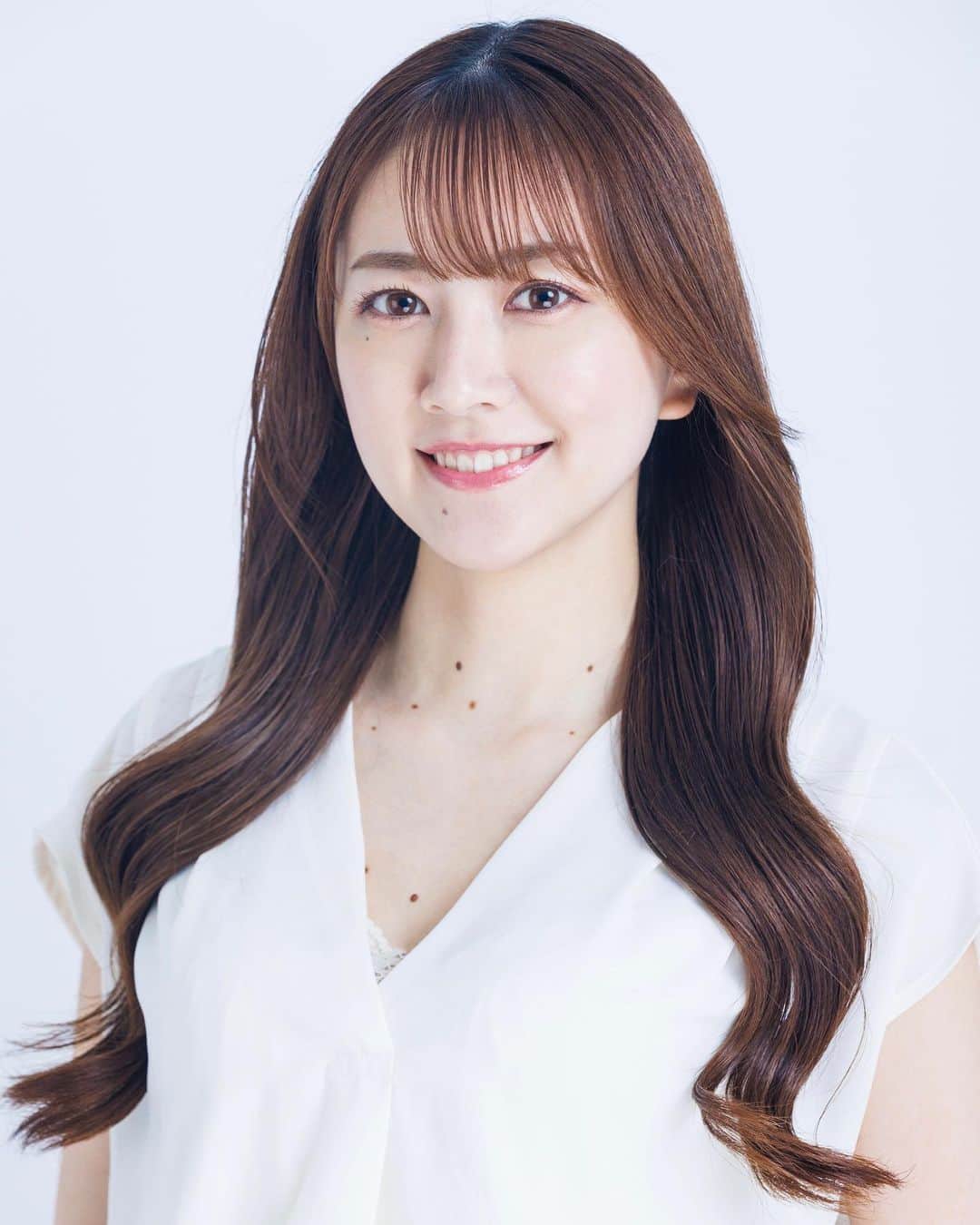 瀬谷ひかるのインスタグラム：「新しい宣材写真📸  お仕事増えますように🙏 3月もよろしくお願いします！  #レースクイーン #モデル #撮影会モデル #イベントMC #イベントコンパニオン #宣材写真 #ロングヘア #高身長女子 #美脚」