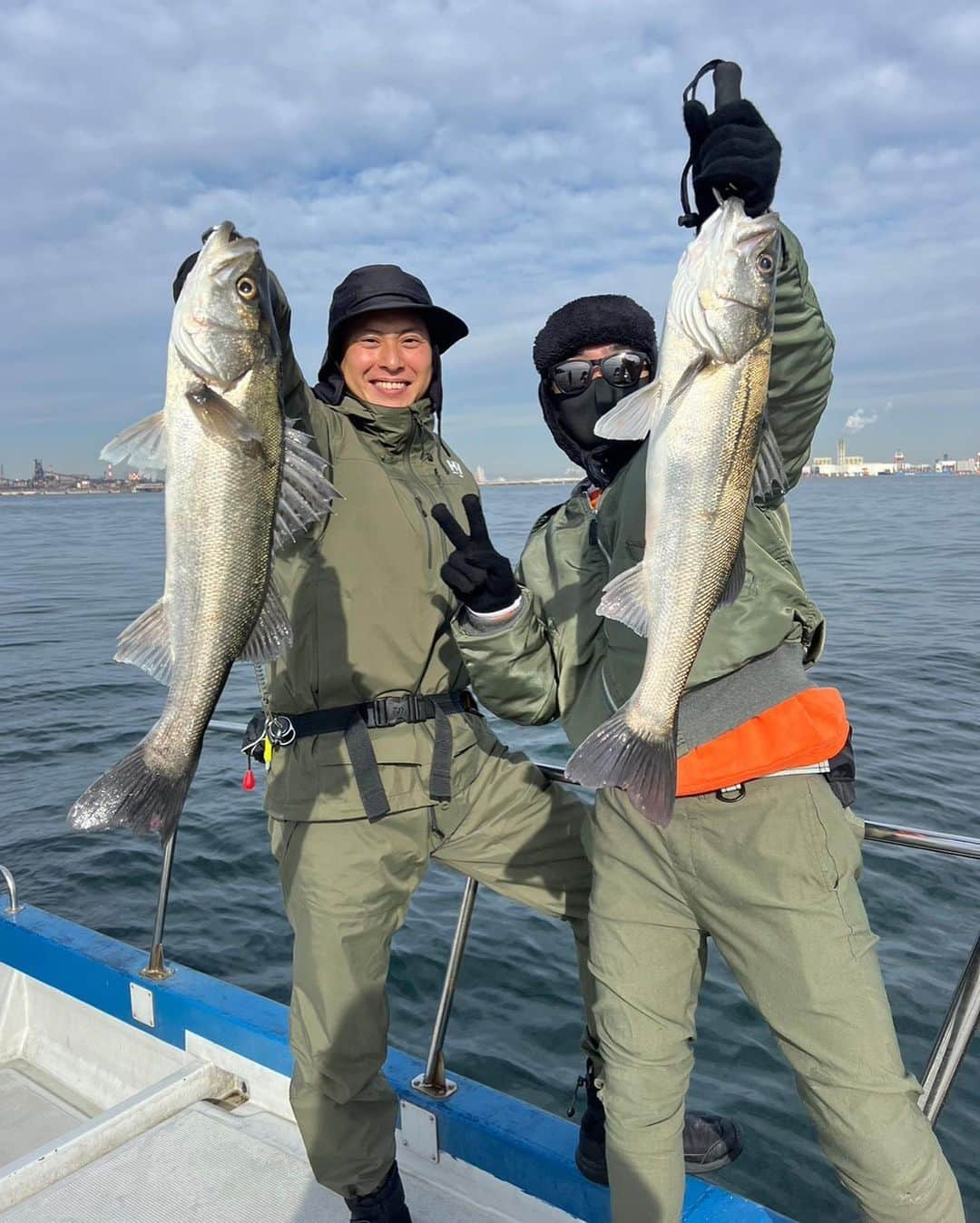 奥田力也さんのインスタグラム写真 - (奥田力也Instagram)「Fishing with @3jsb_kenjiro_official San🎣✨ 今年も最高過ぎる釣りスタートをきれました🎊  なんか、船の上おったら気持ちがリフレッシュしますね🚤💭 めっちゃ最高🫠  健二郎さん、ありがとうございました🙇‍♂️✨  #山下健二郎 #奥田力也 #Ricky #シーバス釣り #服の色同じ #たまたまでした #😭 #とにかく最高だった #50本以上釣りました #スライドしてね #🎣」3月1日 20時52分 - rikiyaokuda.official