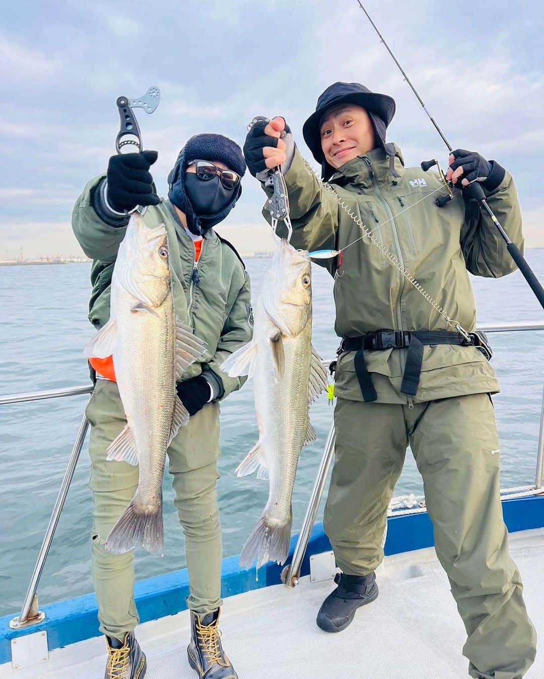 奥田力也さんのインスタグラム写真 - (奥田力也Instagram)「Fishing with @3jsb_kenjiro_official San🎣✨ 今年も最高過ぎる釣りスタートをきれました🎊  なんか、船の上おったら気持ちがリフレッシュしますね🚤💭 めっちゃ最高🫠  健二郎さん、ありがとうございました🙇‍♂️✨  #山下健二郎 #奥田力也 #Ricky #シーバス釣り #服の色同じ #たまたまでした #😭 #とにかく最高だった #50本以上釣りました #スライドしてね #🎣」3月1日 20時52分 - rikiyaokuda.official