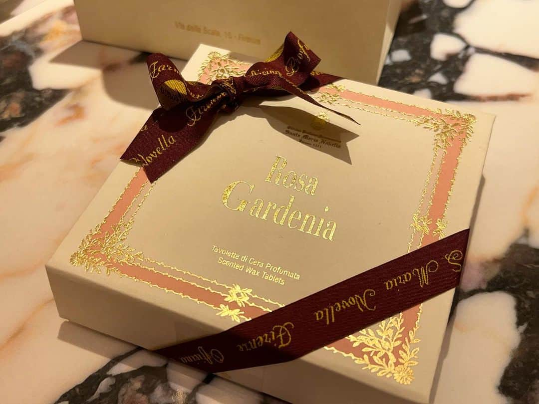 岡英里さんのインスタグラム写真 - (岡英里Instagram)「先日いただいたプレゼント🎁  クローゼットの中で楽しめるアイテムなんだけど、びっくりするくらいすごくおしゃれな香りがするの🤗🌹  私の友達みんなセンス良すぎて見習わなきゃだ❤️  #santamarianovella #サンタマリアノヴェッラ #プレゼント #ありがとう💕」3月1日 21時02分 - okaeri0424