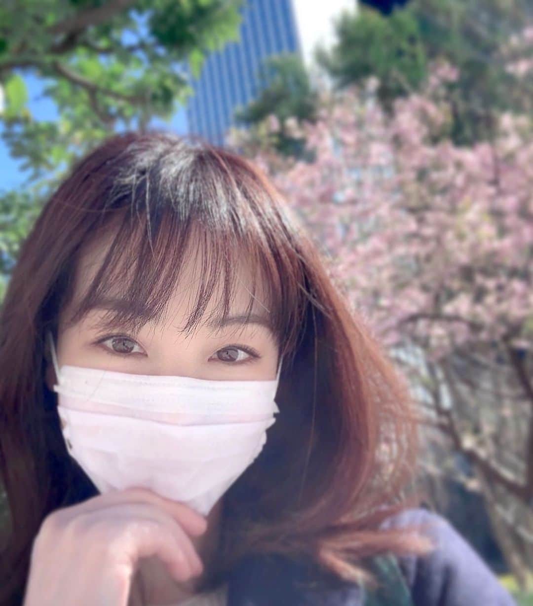 栗田萌のインスタグラム：「先日、撮影をしてきました✨ 桜が咲いてたよー🌸すっかり春ですね。  早朝ロケは凍えていましたが… 日中はぽかぽか陽気で暖かかった〜(*´∀｀*)   放送をお楽しみに！  #栗田萌 #くりもえ 久しぶりにTwitter更新しました🤗💕」