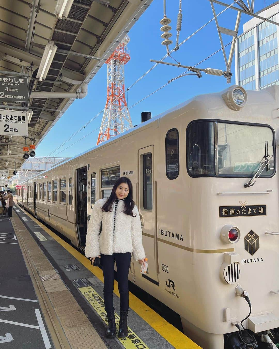 林萌々香のインスタグラム：「たまて箱に乗って指宿へ🚃 列車からの景色も良かった✨ カウンターとかあったり内装も面白い感じ🐡🧡  #鹿児島旅行#指宿#指宿のたまて箱」