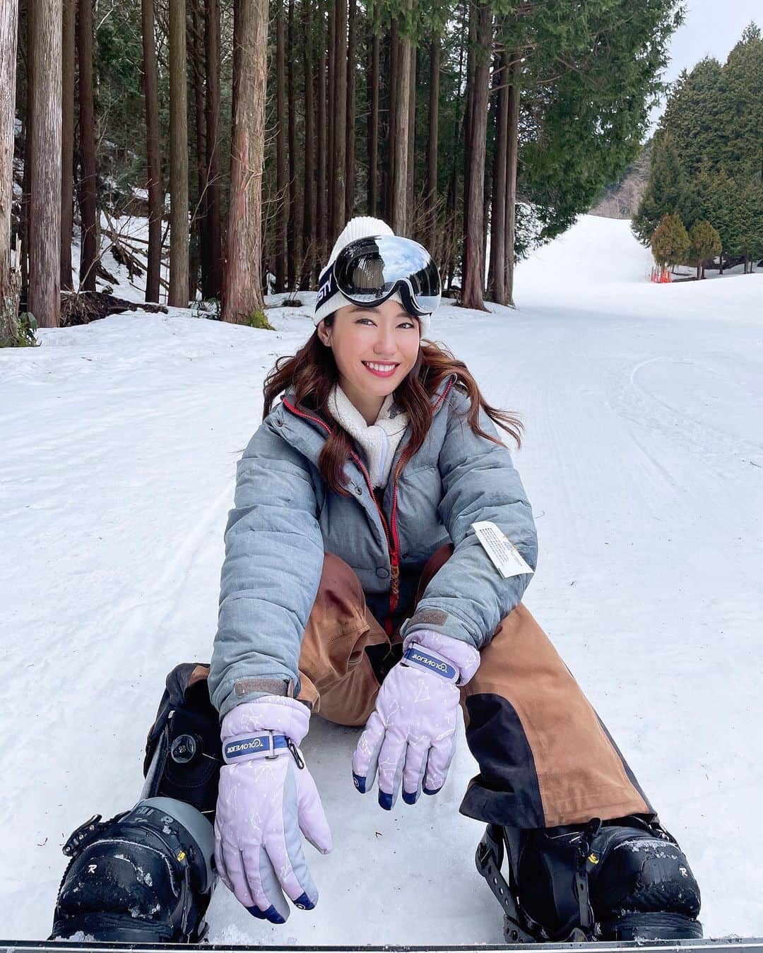 山下詩乃のインスタグラム：「年1のスノボ☃️笑 去年は木の葉をマスターしたので、今日は後ろ向きで滑る事とターンの練習💪  まだまだ下手くそだけど、両方出来るようになって脚の筋肉が解放されたわ🥹🙏 スノボ好きの友人のおかげ🫶🏻💕私はうさぎではなく、亀タイプなのでお尻と膝が凄いことになった🤭  #スノボ #県民の森 #県民の森スキー場 #楽しすぎる #アウトドア大好き 今日は #ゴルフ女子 ではなく #スノボー女子 #リフト券 #腕に巻く #マスクみたい」