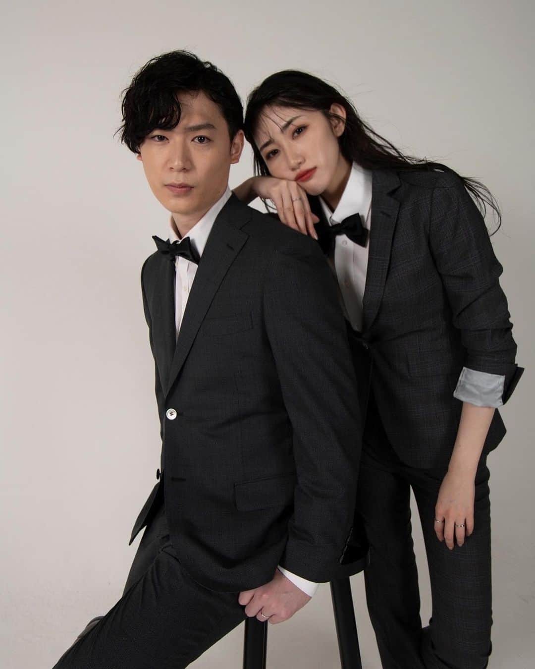 のインスタグラム：「結婚発表の写真、2人ともスーツも可愛いし…と思ってて、すごく悩みました😂  スタジオ撮影が初めての旦那さんは、ガッチガチのなか頑張ってくれました！（笑）  📷　@fukumitadaishi  💄　@enishi_maki   #ウエディングフォト　#weddingphoto」