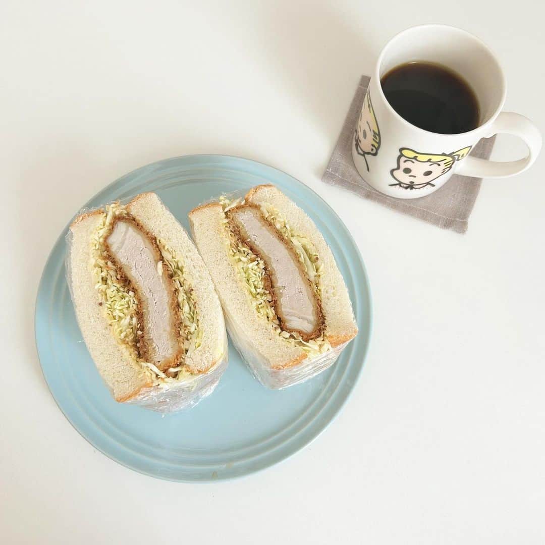 小林亜実さんのインスタグラム写真 - (小林亜実Instagram)「. 食パンがそのままで美味しかったので、お惣菜のカツを挟んでカツサンドにしました🐖 ボリューミーで大満足！ こちらも2回に分けて食べました（笑） . . . . #朝食 #朝食プレート #朝ごはん #朝ごパン #おうちごはん #コーヒー #カフェラテ #ラテ #breakfast #bread #coffee #latte #아침식사　#카페라떼　#아침밥　#라떼　#커피　#빵　#🥣 #☕️ #🍞 #🥪 #🐖 #カツサンド #サンドイッチ #サンドイッチ作り #sandwich」3月1日 21時11分 - koami112
