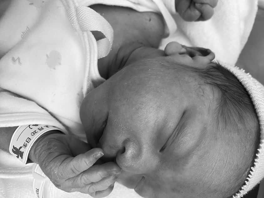 k.eee.iさんのインスタグラム写真 - (k.eee.iInstagram)「⁡ ⁡ ⁡ ご報告🪐 ⁡ おそ-くなりました🙇🏻‍♀️!! が、、、♡ ⁡ R5. 2.20  pm 2:25 ⁡ まめたんにや-っとあえました👶🏼🤍 ⁡ かわいいです♡ 愛おしいです♡ たまらんです♡ ⁡ (でもね、やはり出産は命懸け。 ⁡ new西松家👨🏻🧒🏻👧🏻👶🏼👩🏻 よろしくど-ぞ🫶 ⁡ #justborn  #babyboy #第3子  #出産報告 #産まれて来てくれてありがとう ♡ ⁡ ⁡ ⁡」3月1日 21時06分 - k.eee.i