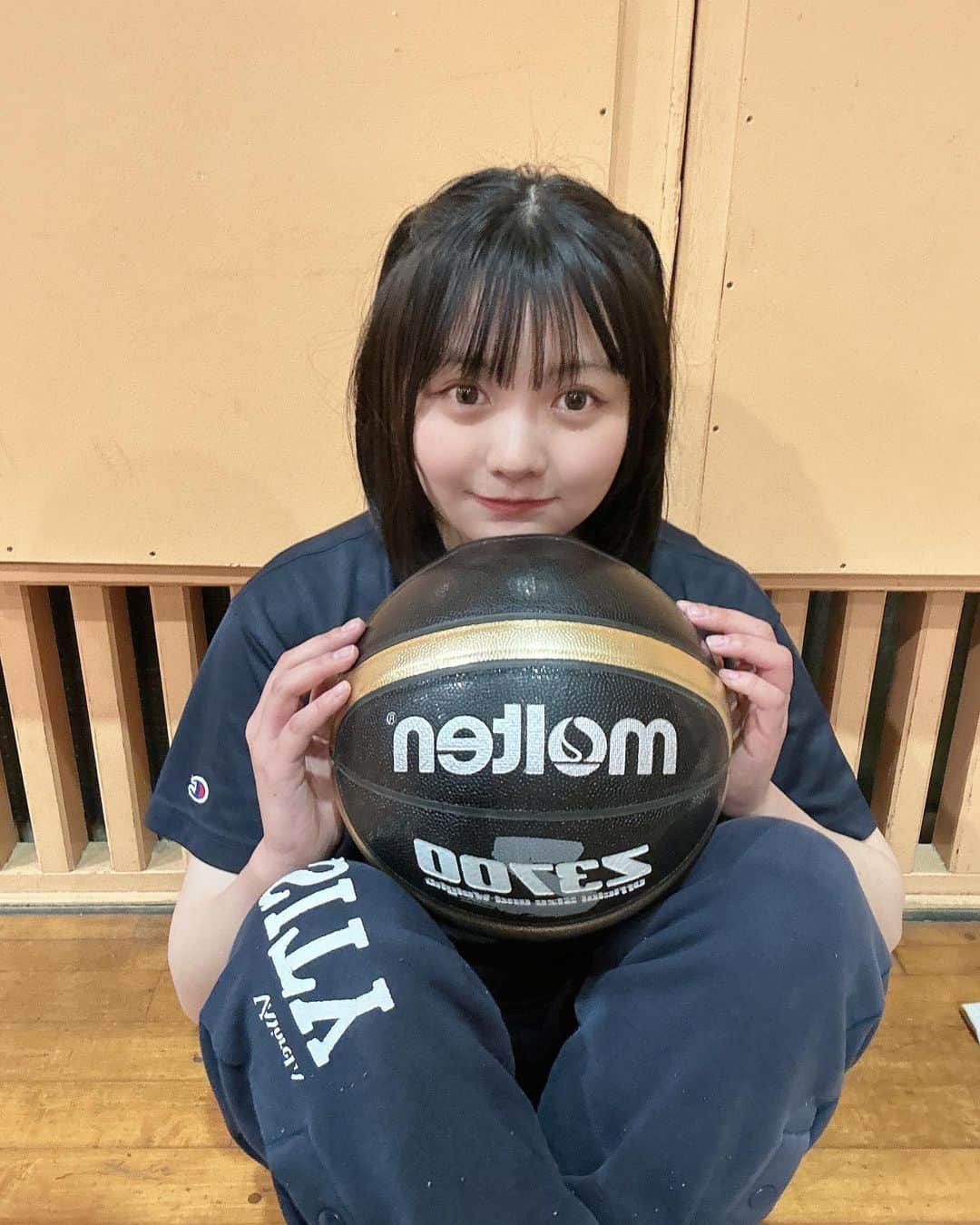 みさねのインスタグラム：「いつもと違う感じの投稿〜！！！ ㅤ バスケした🏀 ㅤ  怪我した（笑）  ㅤ 珍しくハーフツイン！！ @takanashi_game にボブにしてもらいました〜やっぱりボブいいな〜👶🏻 ㅤ #バスケ #バスケ女子 #ボブ #ボブアレンジ #ハーフツイン #ハーフツインアレンジ」