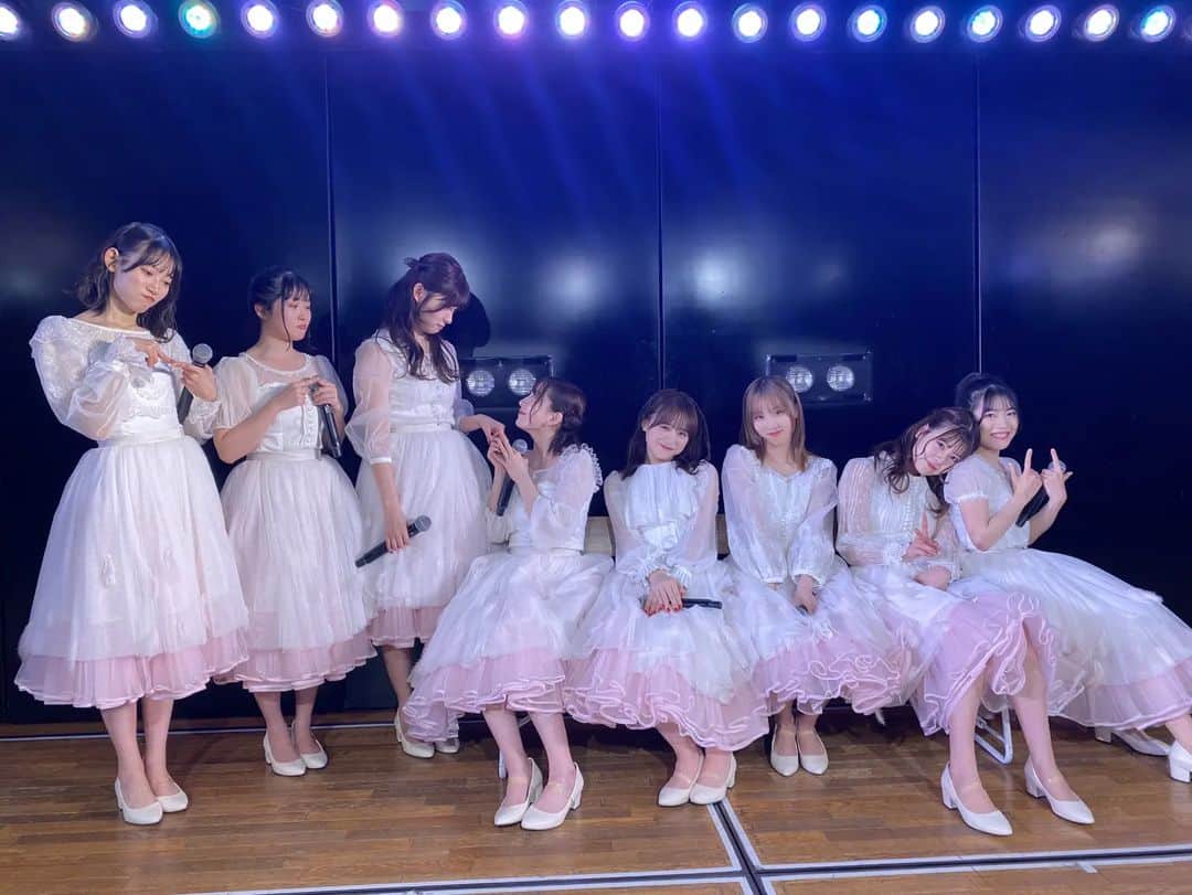 佐々木優佳里のインスタグラム：「❤️  声だし公演最高に楽しかった～！ みんなだいすき！！  (ベンチに座れた組と座れなかった組の写真😳笑)  #akb48 #劇場公演」