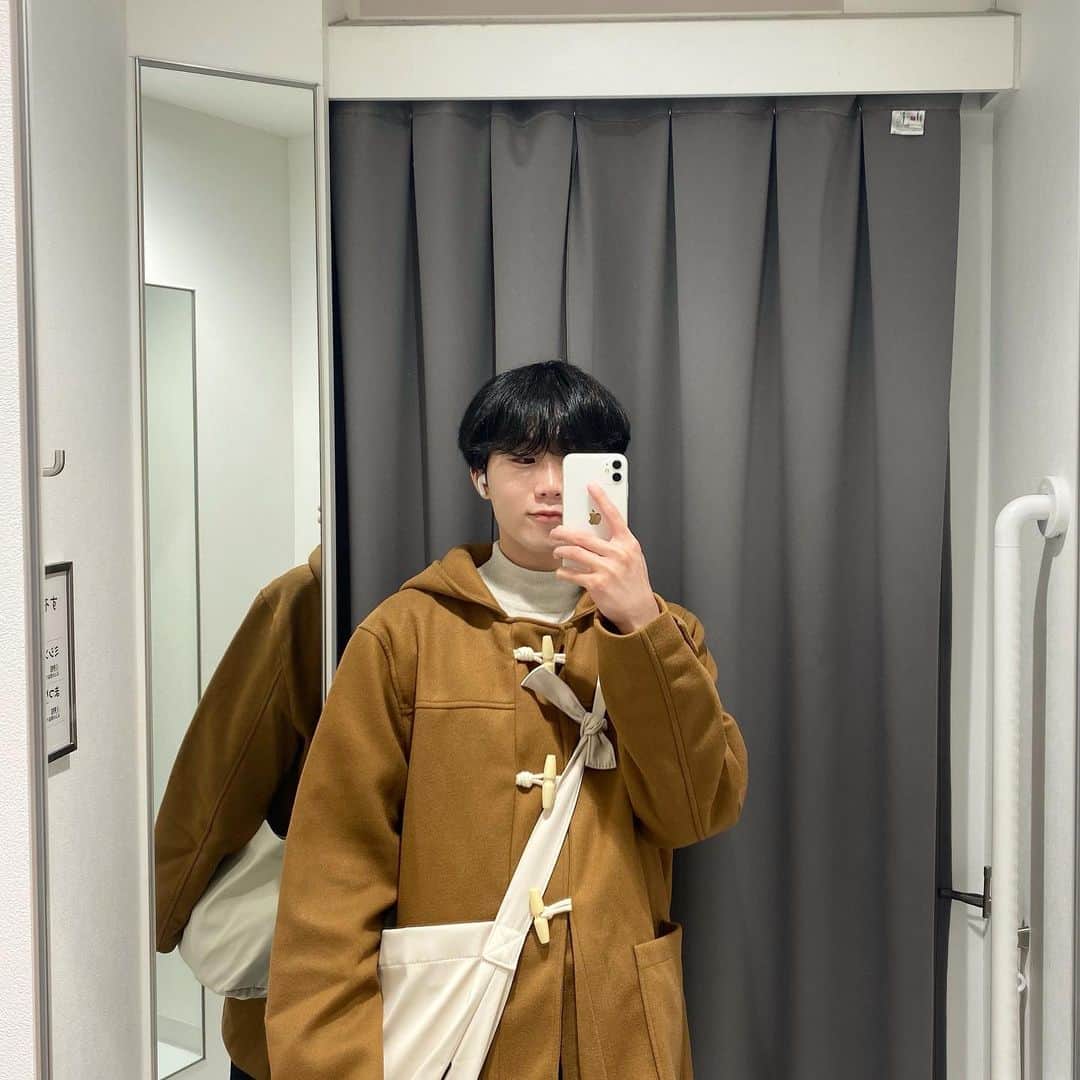 デボちゃんのインスタグラム：「🙂😌 このコート韓国ではトッポッキコートって言うけど 日本ではなんと言いますか？ #ボタンがトッポッキみたいなトッポッキコート」