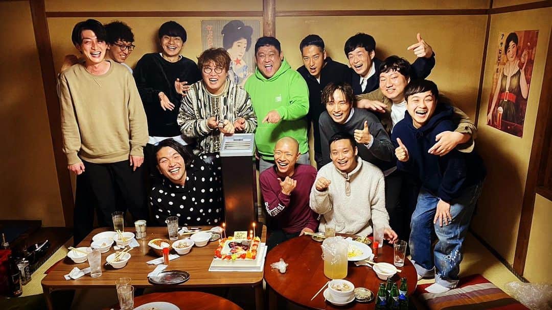 今井将人のインスタグラム：「今さら投稿になりますが。  先月の頭、盛山さんに新年会をやっていただきました。 その集まりの名は【朱雀】 すざく、と読みます。  同時に盛山さんのお誕生日をお祝いし、業務用ジャンボ灰皿をプレゼントしました。 全員がこの大笑顔で、はいチーズ、パシャリ📸  本当に楽しい愉快な朱雀の集まりでした！！ 盛山さん、ありがとうございました！！ また必ず来年もお願いします！！  #朱雀」