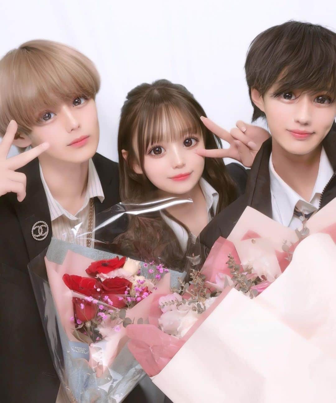 のインスタグラム：「みゆ卒業式お祝いしてきたー！！㊗️  卒業式は花束渡すって決めてたから渡せてよかった😭 喜んでくれたし😊いつもそばで勉学とお仕事両立しているみゆを見てきてたからこそほんとに大変だったと思うし、自分も全日だったけど、みゆほどお仕事と両立できてなかったからみゆはほんとにすごいなと思うし、人に見えないところでたくさんの努力をしていたんだと思います！  そんなみゆにほんとお疲れ様とよく頑張ったねと伝えられてよかったです！ほんと最高の卒業式でした！❤︎  #卒業式 #花束 #思い出」