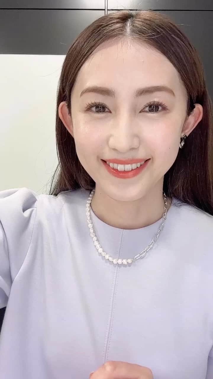 有村実樹のインスタグラム：「🎥 インスタライブ時のメイクを動画にしてみました。  使用アイテムは以下。 一つ前の投稿では商品画像と共に発売日や使い方など解説しています。    #下地 #ジルスチュアート ブライト&スムース セラムプライマー  #コンシーラー #コスメデコルテ トーンパーフェクティング パレット 01ライトミディアム  コンシーラー2 #マーシュフィールド SCクリームファンデS  #フェイスパウダー #NARS ライトリフレクティング プリズマティックパウダー  #アイシャドウ #シャネル レ キャトル オンブル 68 デリス  #マスカラ下地 #エテュセ アイエディション マスカラベース  #つけまつげ #イージーラッシュ No.16 丸目カール  #アイライナー #デジャヴュ  ラスティンファイン 極細クリームペンシル ダークブラウン  #リップ #ジルスチュアート ルージュ リップブロッサム311 placid portulaca  #チーク シャネル ボーム エサンシエル リラ  #スキンケア #美容 #美容好きな人と繋がりたい #メイク #コスメ #コスメ好きさんと繋がりたい #美容研究家 #植物療法士 #有村実樹 #春コスメ #新作コスメ  #miki_beauty_movie」