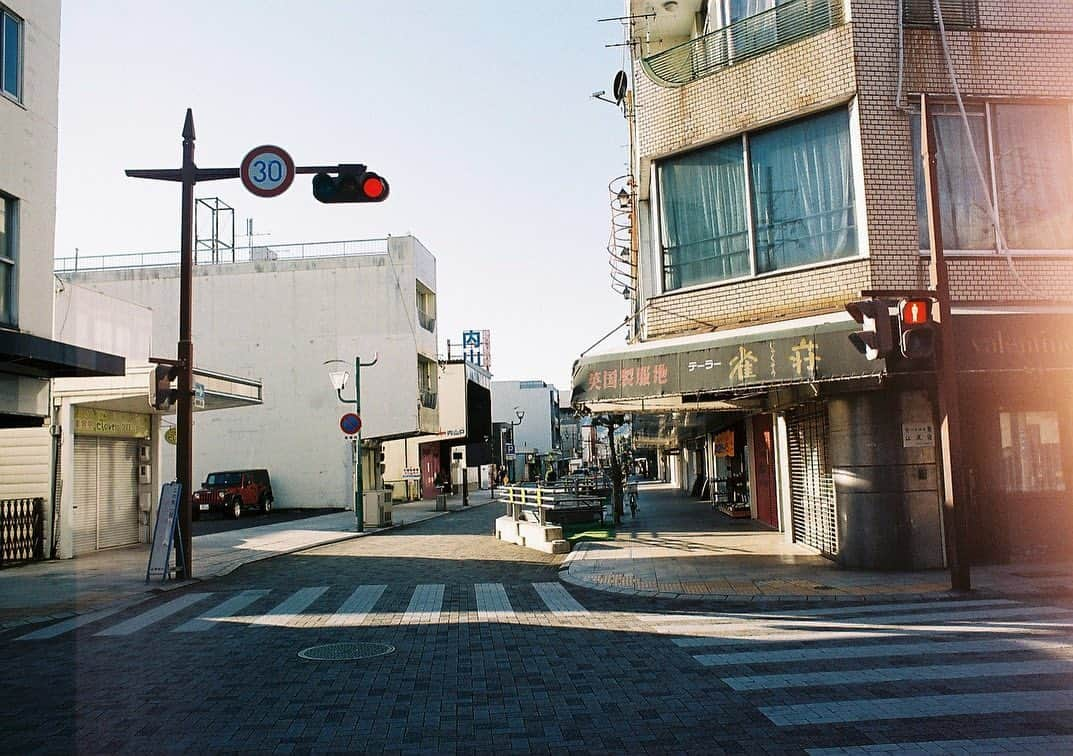 山口葵のインスタグラム：「. 実家で長いこと使われていなかったフィルムカメラを譲り受けたのですが、まだまだ腕はへっぽこです🤷🏻‍♂️ 今後も細々とやっていくつもりです📷  これは正月に帰省したとき試し撮りした地元☺︎ まともに撮れてたのこれくらいでした。 先が思いやられる…🤦🏻‍♂️ #第一号　 #友だちも何人か撮ったけど真っ黒でした  #申し訳ない」