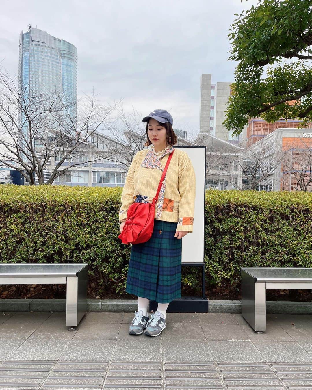 山井祥子さんのインスタグラム写真 - (山井祥子Instagram)「今日は、ファンの方からいただいた苺のイヤリングをつけた。 この赤いバッグは『東京蚤の市』にて、オシャレなおじいちゃんとおばあちゃんが出していたお店で買ったもの。 どうやら2人は普段、古着屋さんを経営しているらしいんだけど、どういう経緯でそうなったんだろう？ このバックを使うたびに2人の人生に思いを馳せてしまう。  #苺 #古着 #ootd #赤いバッグ」3月1日 21時25分 - shoko_yamai