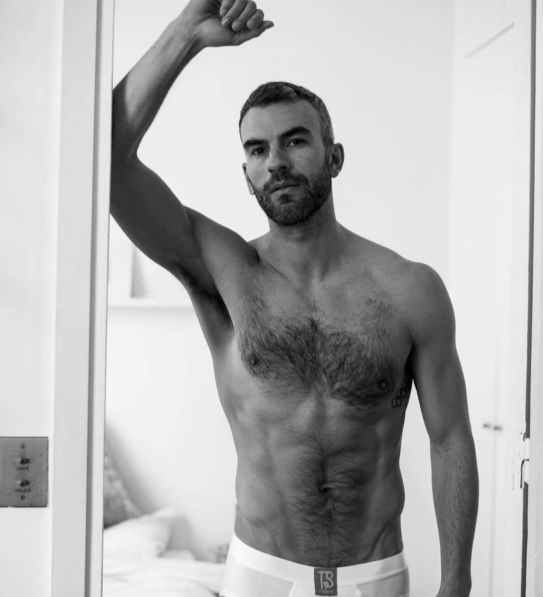 エリック・ラドフォードのインスタグラム：「Mornin’! What’s for breakfast? 🍳   #mensfitness #underwear #muscle #beard #scruff #gayparis #thornsunderwear #photoshoot #lgbt #olympian #figureskater #mensfitness #hairychest」