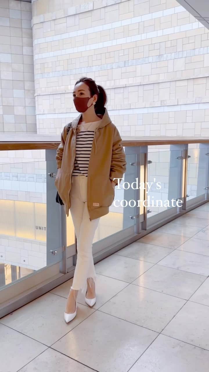 星玲奈のインスタグラム：「今日もぐんぐん気温が上がって、いよいよ春ですね🌸 花粉で子どもたち共々大変なことになってますが…🤧 お洋服を軽くできるのは嬉しい❤️ アウターは @classicalelf_official の軽いブルゾンに😊 （ベージュのMサイズ着用） 内側は中綿入りキルティングなので 頼れる厚みがありつつも、ウールの冬感は脱出🙌🏻 個人的には、フードがパリッと立つハリのある素材が高見えで好み😍 ・ #クラシカルエルフ #classicalelf #エルフコーデ #タイアップ #java #ジャバ #uniqlo #gu #zara #ユニクロ #ジーユー #ザラ #zozo #zozotown #zozo購入品 #zozotown購入品 #ブルゾン #ジャケット #春アウター#スポーツカジュアル #春服 #春コーデ #春服コーデ #大人コーデ #大人カジュアル #プチプラ #プチプラコーデ」