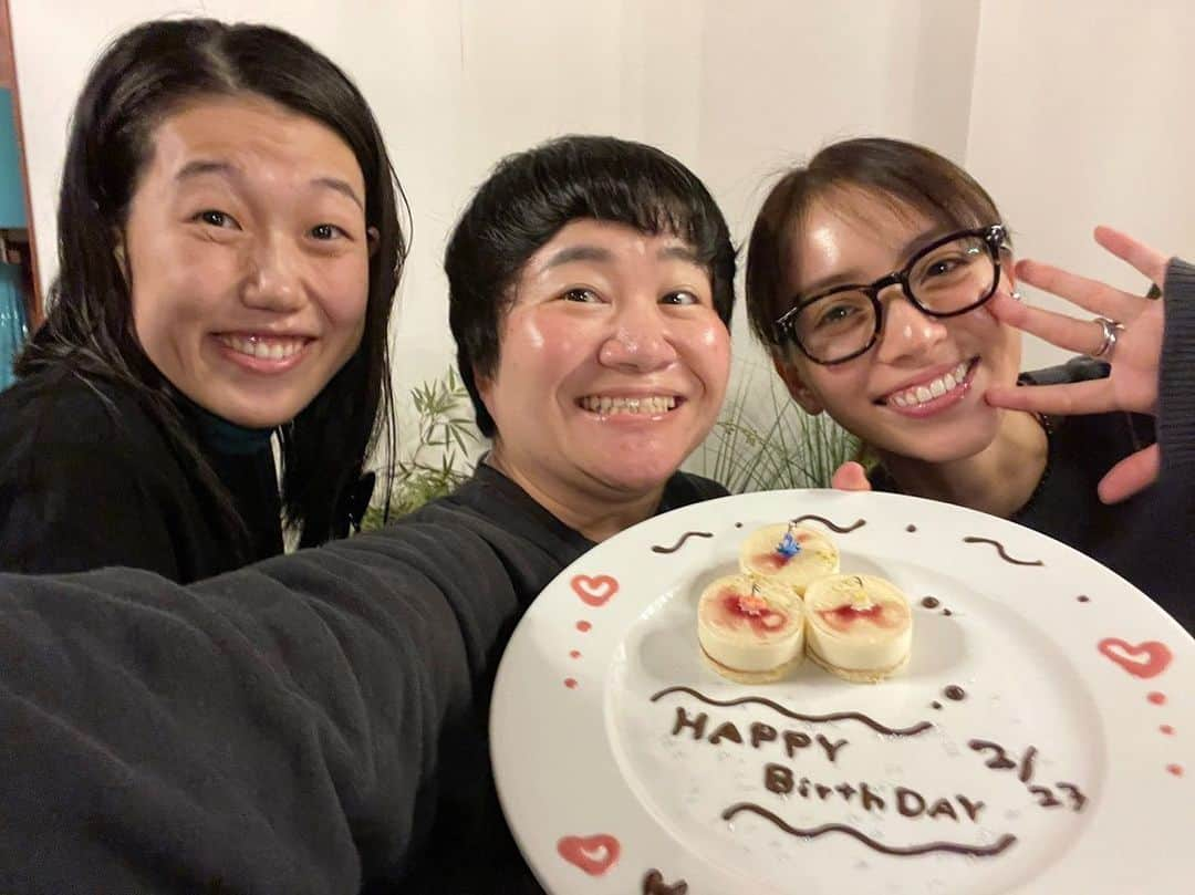 滝沢カレンのインスタグラム：「2月のどこかで、大好きな春菜さんのお誕生日会🎉をしました。  夏子さんと手を組んで、ああしようこうしようと話していたら...なんと2日後に夏子さんと私、同じお仕事で、さらにお昼終わりじゃないか！となり、こんなたっぷり時間ある日なかなかないとなり、春菜さんのお誕生日する日までは1週間くらい先だったのですが、 急遽、"明後日あいていたりしませんか？"と聞くと、春菜さんもお昼おわりとのことで、運命が3つ重なった日を覚えてます🔔  そんなもんだから、たっぷり春菜さんのお昼からもらいました🥹  まずマッサージと岩盤浴にいき(皆さんご安心ください夏子さんは妊婦さんメニュー)、たっぷりお話ししたり癒されていたら3時間ほど居座り、夜は夜景見放題のご飯屋さんにいき、隣にあるほとんどおなじ夜景を楽しめるおしゃれなカフェバーに行きました☺️✨✨✨(ご安心ください夏子さんはジュースです)  周りは告白している最中のようなカップルさんばかりのようなそれはそれは素敵なお店でした🫣  春菜さんと夏子さんは基本的な姿勢が笑わしてくるので、声を小さくして笑うのが辛かったのが記憶にあります😆🤐  3人でいると何の日であろうがパーティーになるのですが、この日は春菜さんが生まれてくれて感謝を祝うパーティーだったのでより華やかなでした🥳！  とは言っても、マッサージし、お風呂入った後なので誰1人メイクもしない気楽さ😂  そんな春菜さんが生まれた時と同じ姿"ありのまま"を再現しました。(偶然)  春菜さんいつも私たちにまで優しくしてくれてありがとうございます🥰  ほんとうに楽しいことに無我夢中な春菜さんはずっと尊敬します！💕 目が合えばここかしこと笑わしてくれる春菜さん💕  出会ってくださりありがとうございました🫶🏼  #会っている度にいつしか大好きな人になりました」