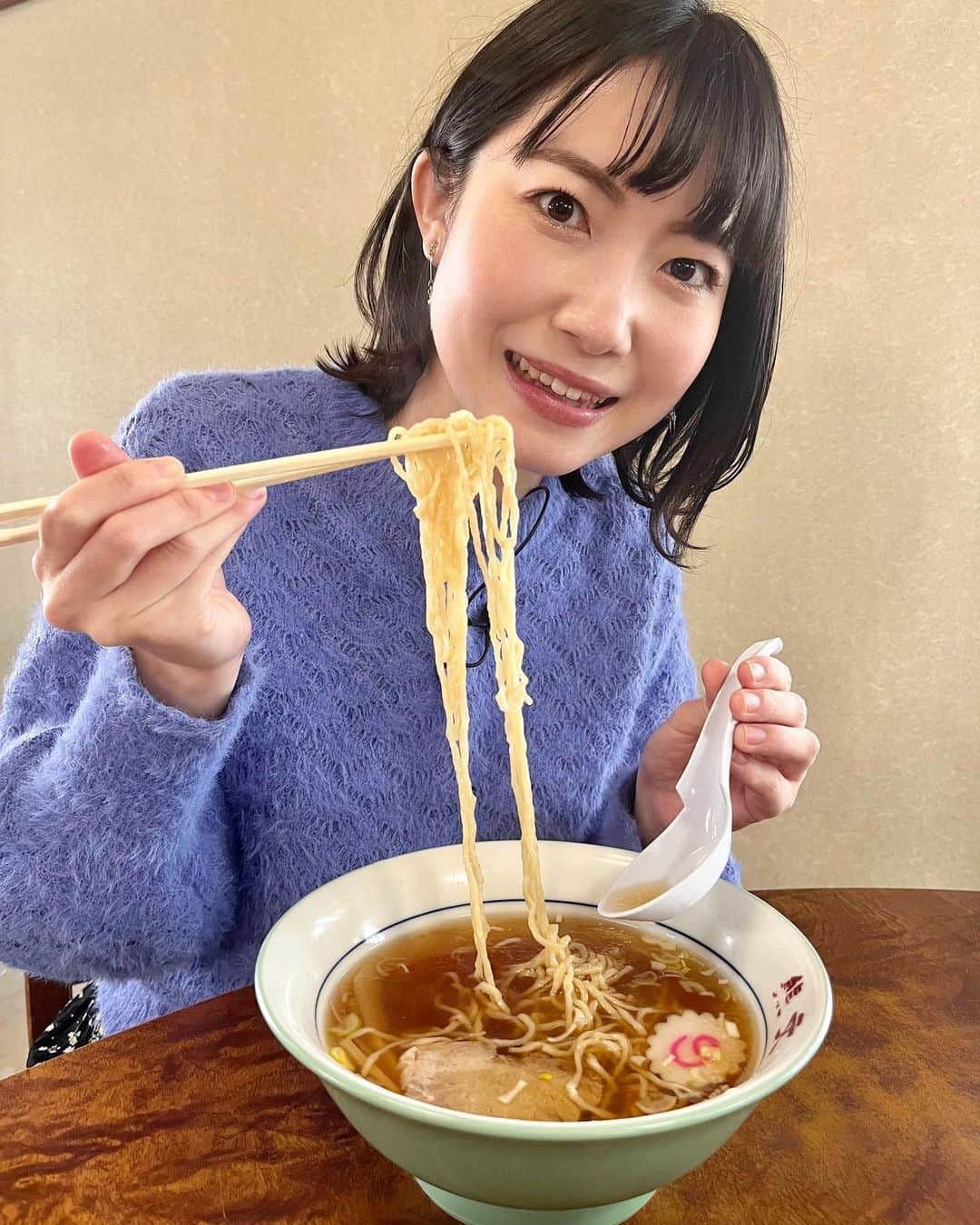 菅原智郁さんのインスタグラム写真 - (菅原智郁Instagram)「われらラーメン王国、ご覧いただきありがとうございました🍜✨️ というわけで、わたしがリポートしたお店は、米沢市の #熊文 さんでした☺️ 山形に来てから、あっさり中華が大好きになった！！ （もちろん味噌とか塩も大好きで、食べるラーメンは気分によりますが…）  皆さんの「とっておきの店」もぜひぜひ教えてください✨️✨️ . .  #山形 #山形県 #ラーメン #米沢 #米沢ラーメン #山形ラーメン #われらラーメン王国 #山形テレビ #YTSスペシャル #アナウンサー #菅原智郁」3月1日 21時34分 - tomotomokaaaa22