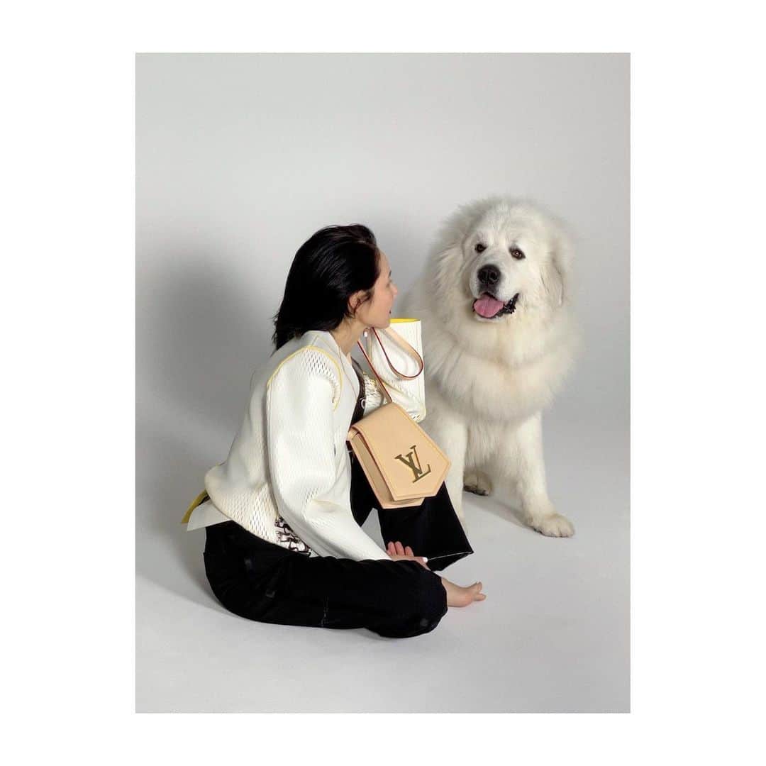 吉田羊のインスタグラム：「本日発売。  「婦人画報」4月号  新コーナー、 『"一期一会"の人』にて。  よろ村しく太郎。  Released today.  #おりこうさんだった🐶 #飛べねぇ羊はただの羊」