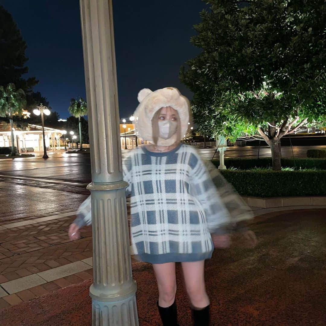 加藤愛永のインスタグラム：「頭に手を置かなかったらブレるらしい こないだ1年ぶりにディズニーいてきた🧸❕ . 去年気に入ってた @grl_official のニット 色違い可愛かったからゲットしたかわいい . . #grl #グレイル #ディズニー #骨格ナチュラル  #被り物が便利なことを知った」