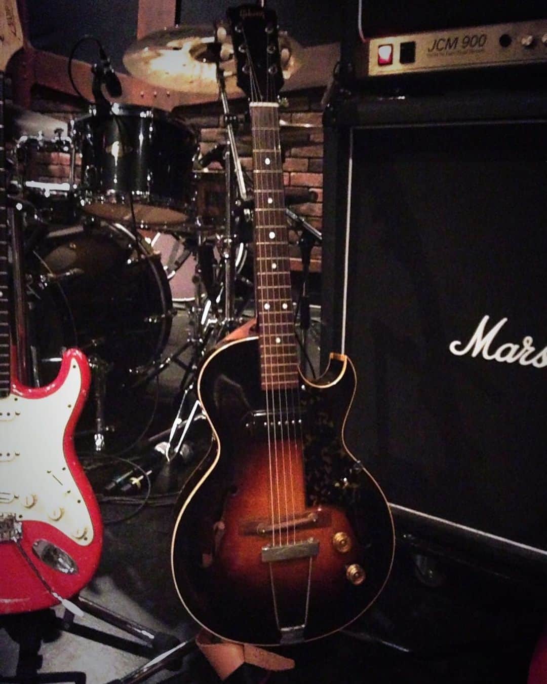 山岸竜之介さんのインスタグラム写真 - (山岸竜之介Instagram)「ムッシュ 今日もありがとうございました☺️ ムッシュが一番最初に買ったエレキギター、 最後まで弾き続けたギターを これからも奏でていきます 大好きです これからもずっと☺️」3月1日 21時38分 - ryunosukeguitar