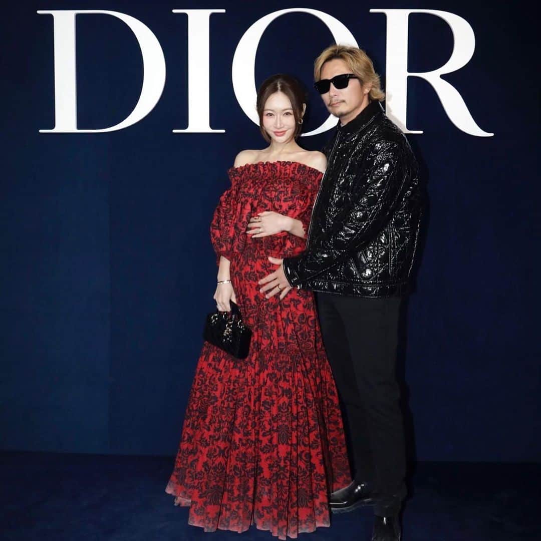 Reikaのインスタグラム：「Blue carpet @dior ✨ 🤰can glam up too 💕 we matched the bag and @keiji_papa_ ‘s jacket  This dress was everything.   妊婦でもおしゃれもお出かけもたまには楽しもう✨  #pfw23 #dioraw23 #dior #パリコレ #parisfashionweek #ディオール」