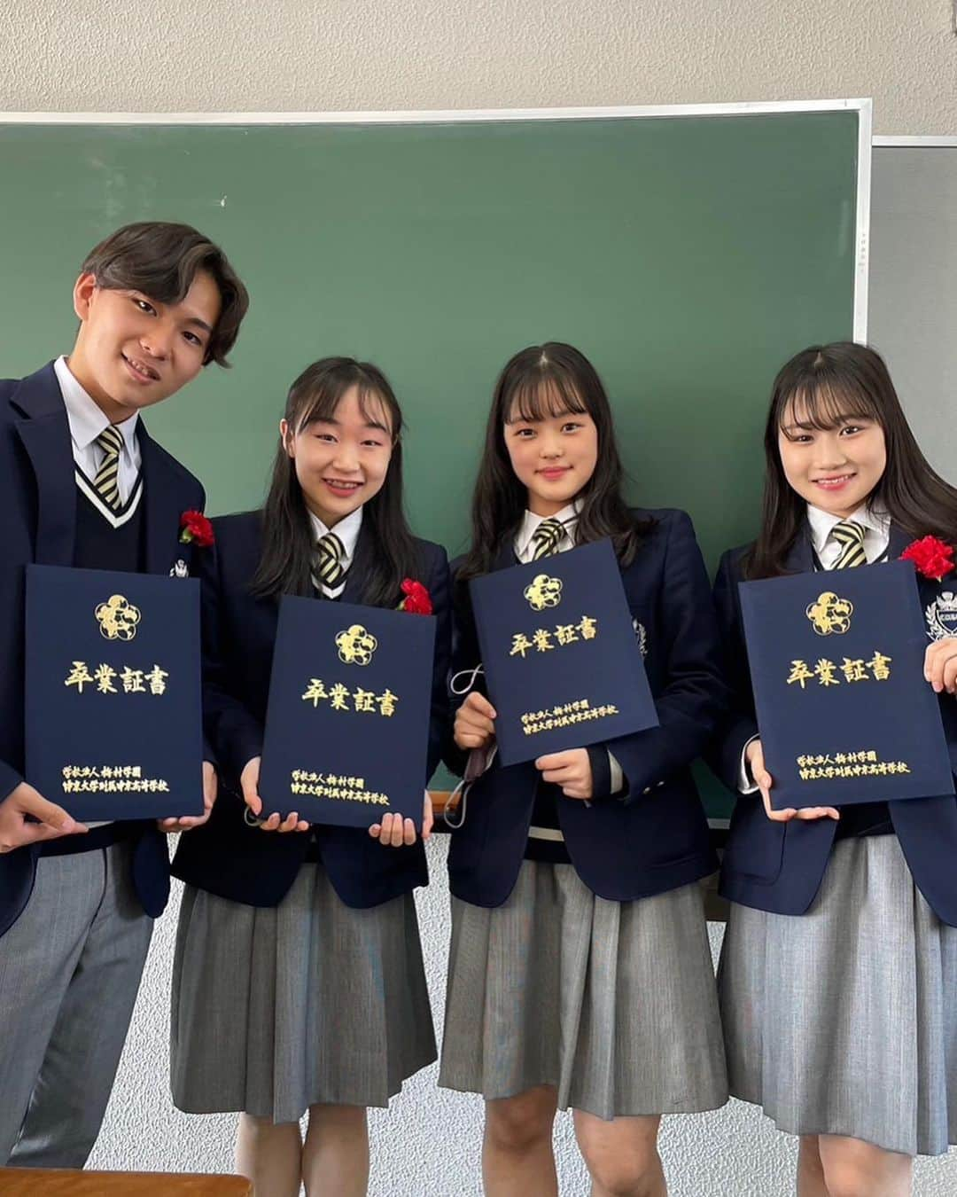 河辺愛菜さんのインスタグラム写真 - (河辺愛菜Instagram)「今日、中京大学附属中京高等学校を卒業しました☺︎  あっというまに高校生活が終わっちゃって寂しい🥲  4月から転校して1年だけだったけどとってもとっても楽しくて充実してた3年生でした✨ みんな優しくて面白くて最っ高のスポクラでした✌️ 仲良くしてくれてありがとう🫶　  大好きなスケート部の3人☺︎❤︎ これからもよろしくね✌️  4月からの大学楽しみ〜☺︎☺︎ 大学生活も頑張りますっ‼︎」3月1日 21時42分 - mana.kawabe