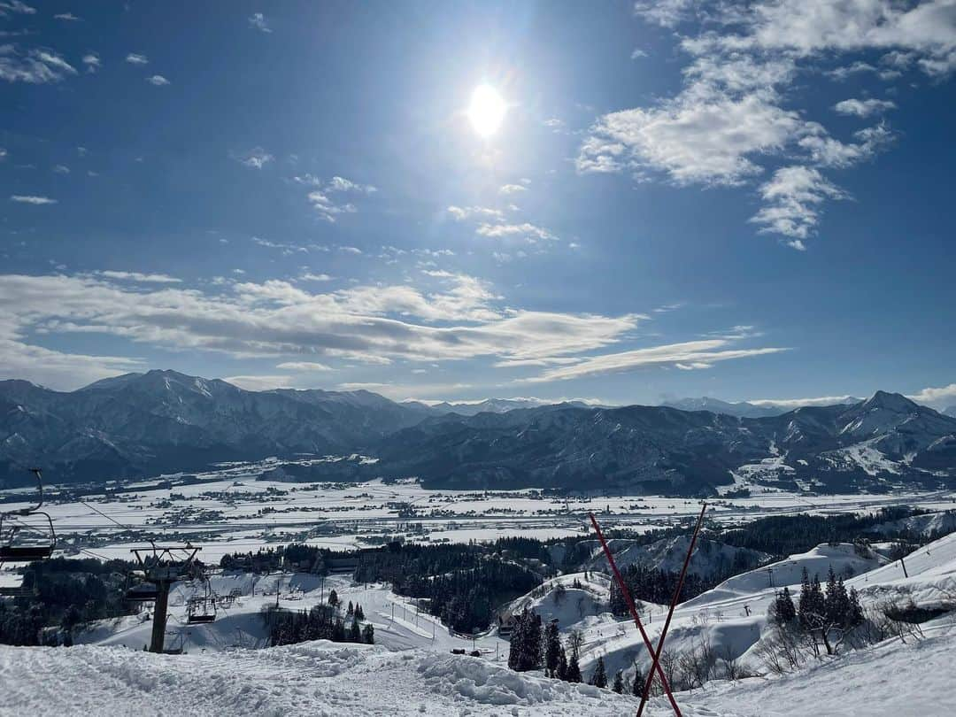 黒塚まやのインスタグラム：「この冬の想い出✨  なんと、14年ぶりに 雪山に行ってきました😂  絶対に滑れないだろう、、 と思っていたのですが、 体が覚えていてビックリ‼️  局アナ時代に スノーボード部に 所属していたらからでしょうか🏂 （安全走行専門・🤣）  あ〜、 また行きたい‼︎  雪山の魅力を再認識してしまいました😍」