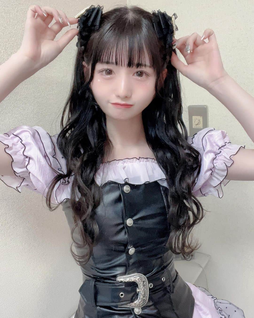 水城梓のインスタグラム：「ワンマンのヘアアレンジ👶🏻🫶🏻 @techan03 さんが可愛くしてくれました！  かえちとおそろ〜👶🏻🫶🏻  お話も超たのしかた🐱🐱🐱 女の子たちみんなハーフツインで来てくれて嬉しかったーーーありがとね🫶🏻  #アイドル  #黒髪ロング #インナーカラー #コスプレ #follow #like4like  #instafollow #instalike #followme #following #followme  #팔로우미 #팔로우환영 #エクステ #シールエクステ #ottd #透明感カラー #アイドル衣装 #ヘアアレンジ #ヘアメイク #ハーフツイン #編み込みアレンジ」