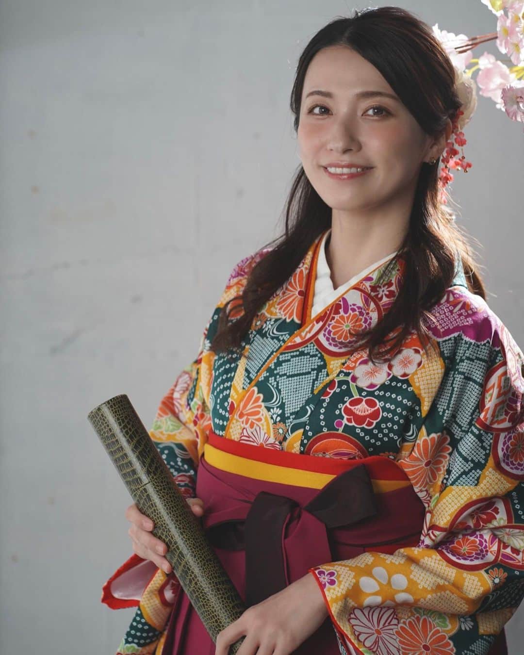 戸田れいのインスタグラム：「Hello March🎓🌸  先日初めて袴で撮影しました👘 大学生になった気分🙄  テーマは卒業式だったのに、後半はなんだかお正月みたいになってた🎍笑  今月も楽しみな事がたくさん♥️ お知らせ待っててね🐰  今月もたくさんたくさんよろしくねー✌️」