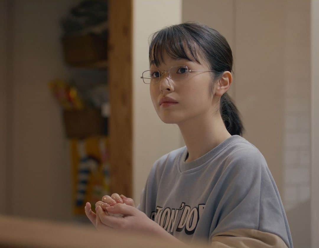 のインスタグラム：「映画『ちひろさん』主題歌 くるりさんの新曲「愛の太陽」MVに出演させていただくことになりました！  映画の世界観はそのままのアナザーストーリーで、私演じるオカジの何気ない日常の1コマです。  3/15(水)YouTubeにて公開されます！  お楽しみに！💕  #ちひろさん #callmechihiro #愛の太陽 #くるり さん #豊嶋花」