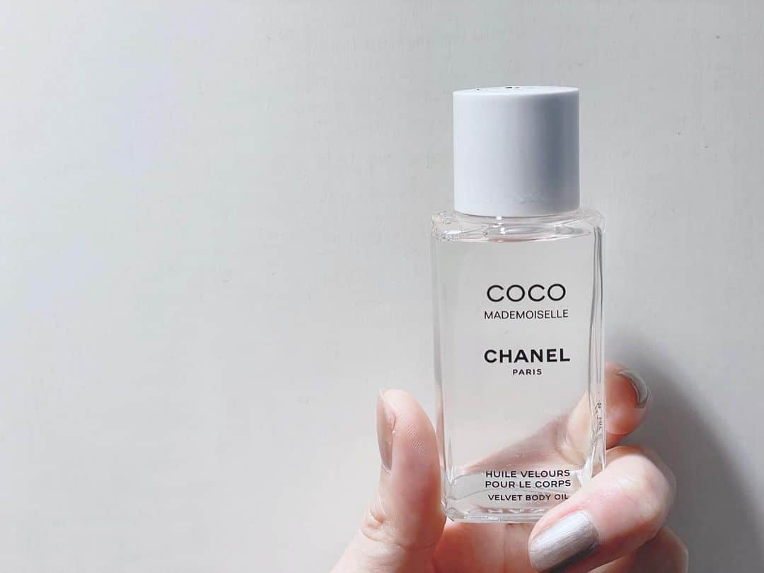 片山萌美のインスタグラム：「🐚  ずっとずっと前のプレゼント CHANELのボディオイル  ボディクリームに 1〜2滴加えると いい香りで滑らかクリームに。  良すぎる なくなったら すぐ買う🫧  #chanel  #ボディオイル #moemikatayama   2枚目の突然のドアップ 地味に恐怖🤣」