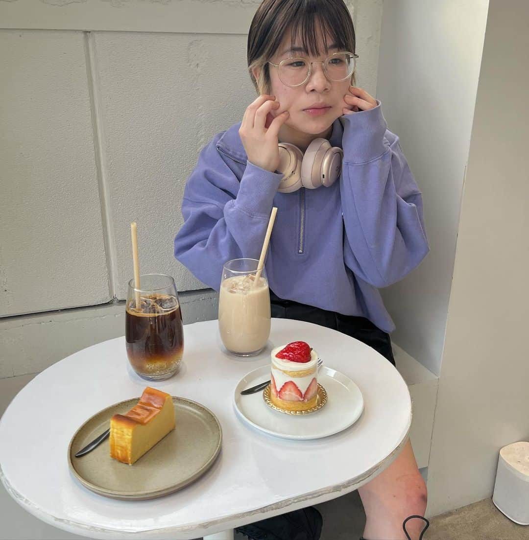 白桃ちゃんのインスタグラム：「ケーキを食べる前に太ったことを気にしている人の写真です」