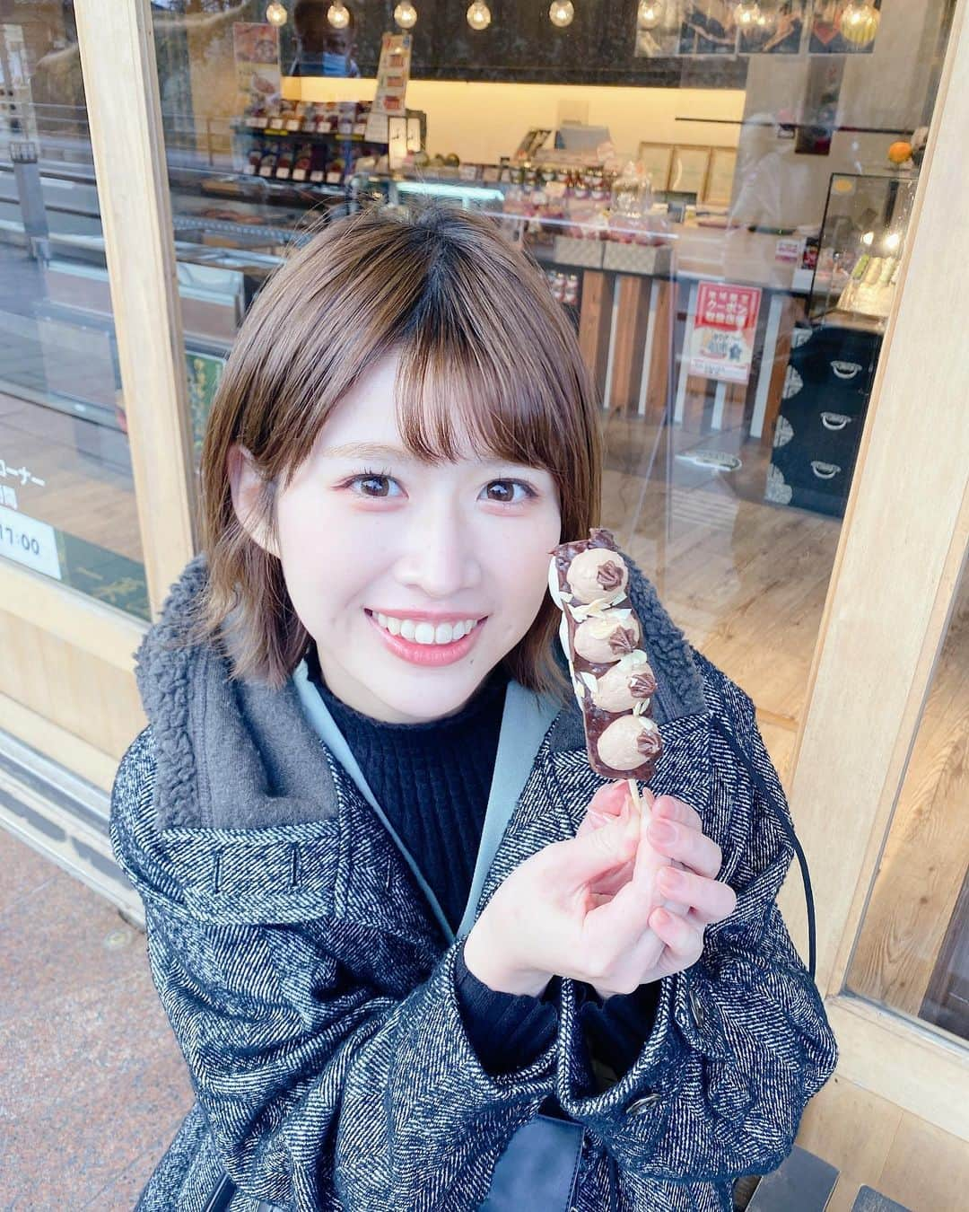 佐藤朱のインスタグラム：「3月ですね！🌸 今日は春らしさを感じるぽかぽか陽気で嬉しくなりました☺️ そんなあたたかい日に、お団子食べながら過ごしてみたりしたいな〜🍡笑  #松島 #お団子 #利久」