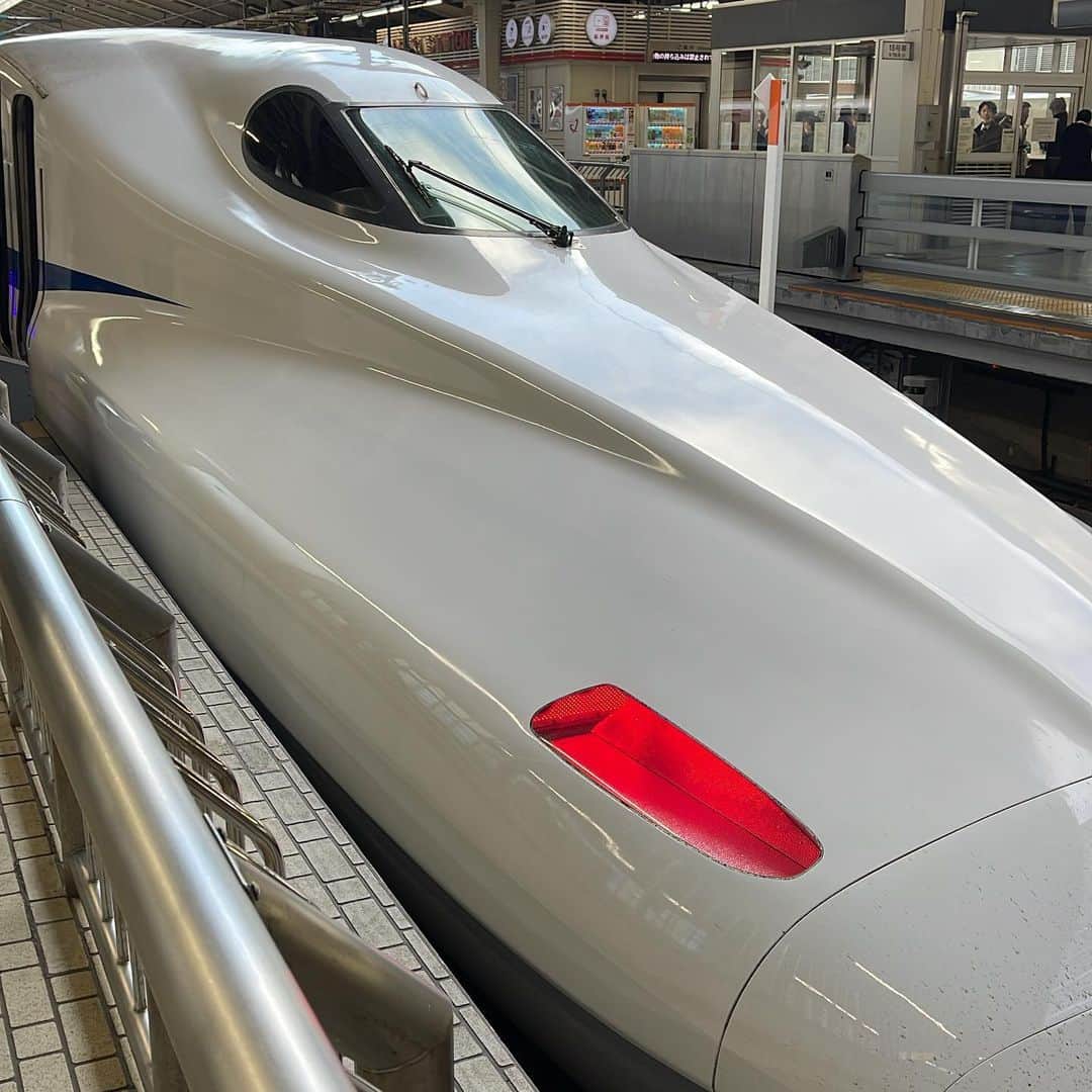 佐藤祐市のインスタグラム：「最近は乗る事がとても多いのでした。 西へ向かいます！ #新幹線 #弁当は何食べようか」