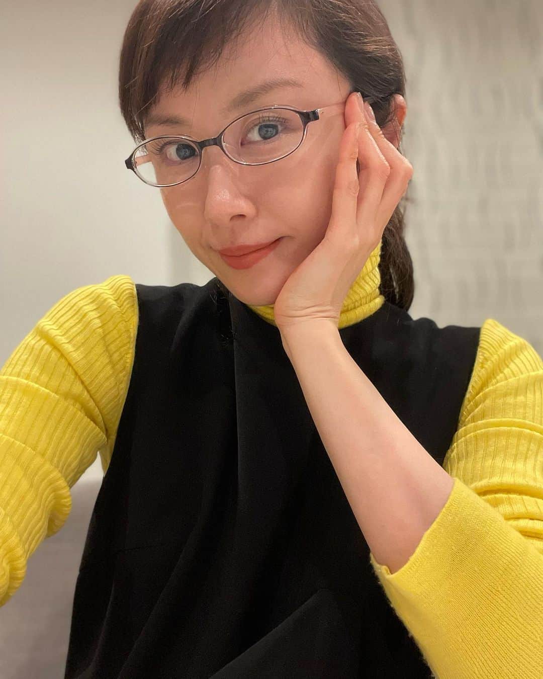 山口もえのインスタグラム：「・  おったまげるほど近くがよく見える！！ 裸眼で頑張ってた自分に言ってあげたい 老いを認めるのは大切なんだと…笑 老眼鏡よ末永くよろしくね♡  3月3日(金)11:55〜13:55 NTV「ヒルナンデス！」 アンミカさんにコーデしてもらいました♡ お楽しみ！  #眼鏡#眼鏡女子  #老眼鏡 #視力測るみたいに老眼の度合いを測ってくれたよ♡ #まだまだ #遠くを見るともわんとする #初心者 #❤️」