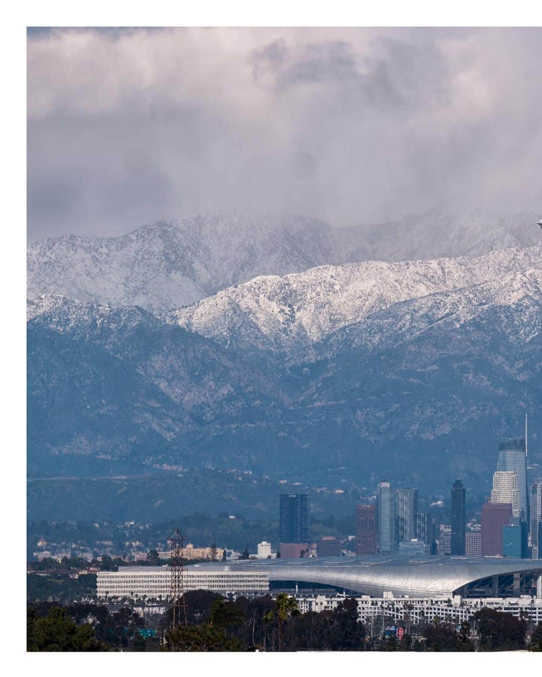 Pete Halvorsenさんのインスタグラム写真 - (Pete HalvorsenInstagram)「DTLA felt left out in my feed, so here’s a sight you don't see every day. (although you might, because I'm going to keep sharing as many angles as I can). 🫡😬 taken today 3/1/23  Also, I'm not an @americanair influencer...they just happen to find their way into both of my hero shots ¯\_(ツ)_/¯  Leica SL / 90-280 mm」3月2日 8時11分 - petehalvorsen