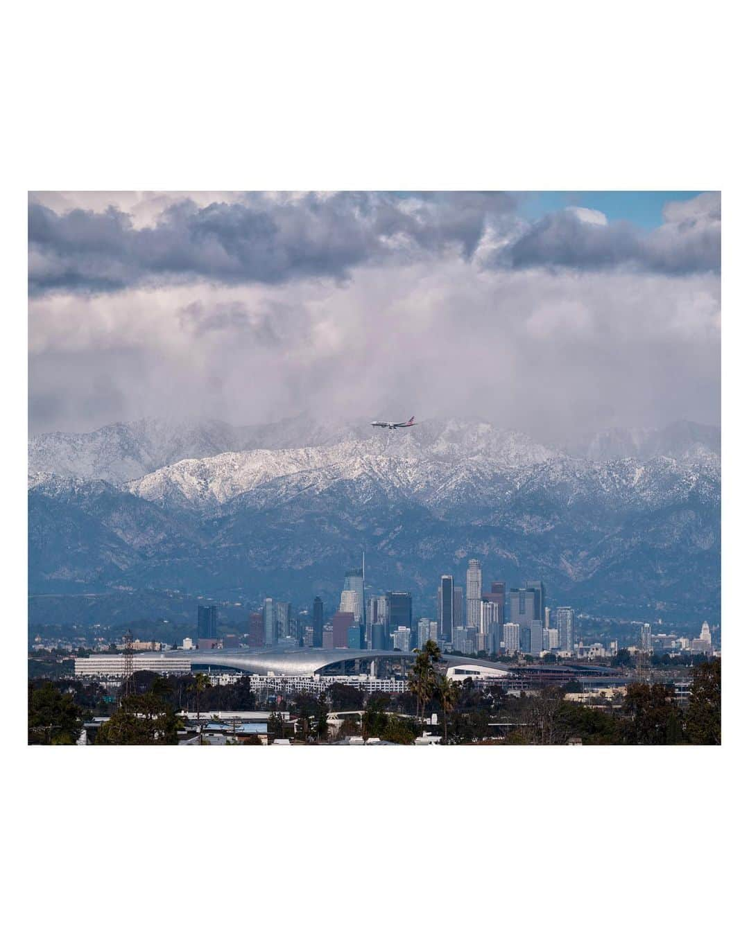 Pete Halvorsenのインスタグラム：「DTLA felt left out in my feed, so here’s a sight you don't see every day. (although you might, because I'm going to keep sharing as many angles as I can). 🫡😬 taken today 3/1/23  Also, I'm not an @americanair influencer...they just happen to find their way into both of my hero shots ¯\_(ツ)_/¯  Leica SL / 90-280 mm」