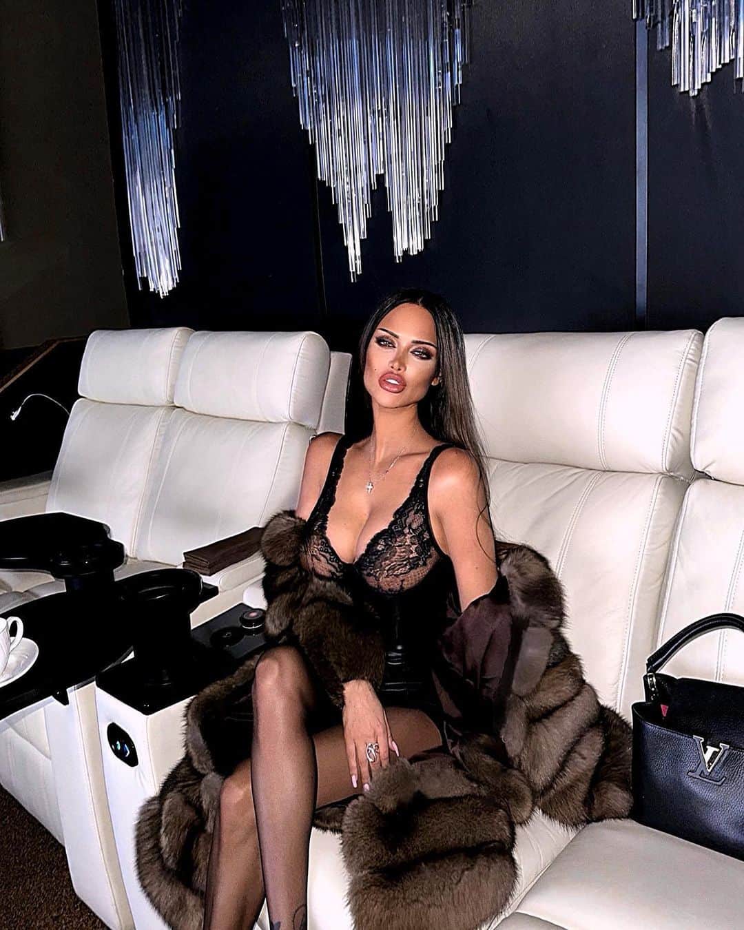 Nita Kuzminaのインスタグラム：「Она как пряный воздух: для одних — душа, для других удушье.  Слишком горда, чтобы быть слабой, и слишком изящна, чтобы ею не быть..🫦  .. 1 или 2 фото?」