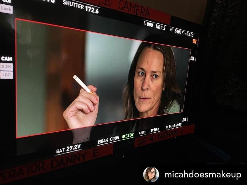 ロビン・ライトのインスタグラム：「Devil’s Peak @devilspeakmovie is out now! Loves working with my son @at_easeladies and such a great crew! @micahdoesmakeup 🙏」