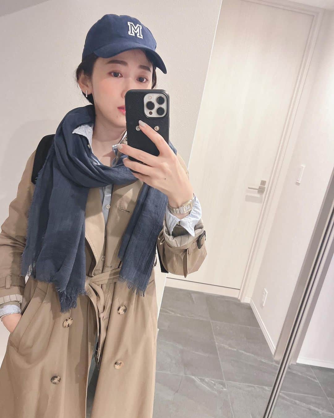 山本みらいのインスタグラム：「おはようございます。 あっという間に3月きてましたね🌸  去年からとある学びに取り組んでおり、週に1度通学しています。  この荷物があまりにも重くて、、 20年ぶりにリュックサックを買いました。  小ぶりのオシャレな感じのものじゃ入りきらずで、 最近アパレルとよくコラボしてるのを見かける @outdoorproducts_jp の定番と思われるもの。  これを背負う時は、アメカジに寄せる気持ちで  ハンサムテイストに着られるものを クローゼットからガサゴソ。  意外な組み合わせが好みだと気付いたりして 新しい発見があるのが楽しい。  カジュアルコーデに自分が手がける  @sendan_jewelry のダイヤモンド小物を 合わせるのも好きだなと最近感じています。 大人ならではのカジュアルかな？？ .  週に一度のどカジュアルも段々慣れて来た所。  大人になってする勉強は楽しいです。本当に。  大変だけど大人の世界の大変さと違い、 こんな純粋な大変さって他にない。  先日、1つ山場を超えたので、次の試験は6月。 その頃にまたご報告出来たらと思います♪  あとは、3月も楽しく健康で！」