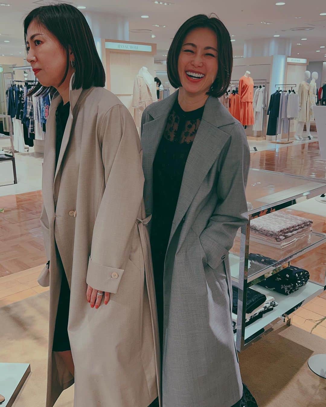 酒井法子さんのインスタグラム写真 - (酒井法子Instagram)「Ochi Makikoさんの 新しいshopに遊びに伺って参りました💕 日本橋三越本店 本館4階に移転なさって 昨日が初日✨ 真紀子さんのお洋服は、とても上質で 黒が大好きな私ですが、 黒にも艶のある本当に美しい黒が ある事を教えて頂きました。  スーツも一生ものが作れます。 仕立ても、デザインも、素材も最高級 真紀子さんの洗練された感覚で色々な アイディアを提案してくださいながら、 丁寧に丁寧に作ってくださいます。 日常にサッと着ても素敵なお洋服から、 勿論、オートクチュールのドレスは ため息ものです。 私は以前、大人として1着は必ず必要な 冠婚葬祭用のスーツを作っていただきました。 その後、筋トレにより 肩周りがなんか、、。 きつくなってしまったのですが🤣 サイズが合うように、 お仕立て直しもしてくださるそうです🙇‍♀️ 正に一生ものの証です。 お写真にはありませんが、 今日、着てきたコートも真紀子さんのオートクチュールで作って頂きました。(めちゃくちゃ素敵❤️) やはり、美しいお洋服を着せて頂くと 背筋も伸びますし、 なにより心が豊かになります。 大好きな令子さんと、きゃっきゃっいいながら 試着させていただきました。 幸せなひと時🤗 #Ochi Makiko #日本橋三越本店 #本館4階 #めちゃくちゃ楽しそうな人達 #酒井法子」3月2日 8時36分 - noriko_sakai_official