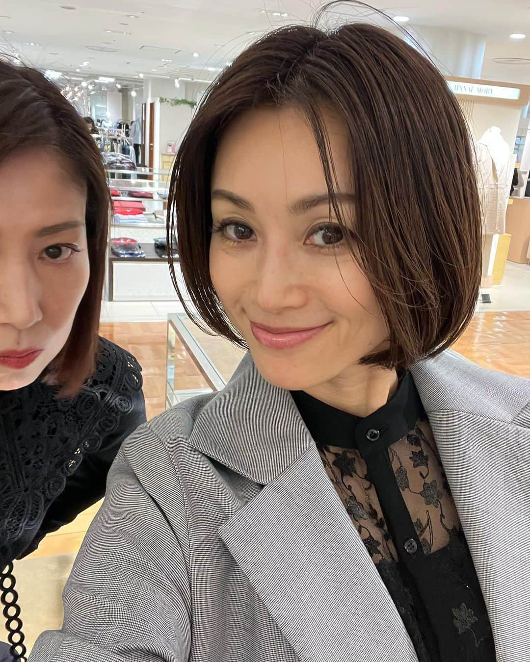 酒井法子さんのインスタグラム写真 - (酒井法子Instagram)「Ochi Makikoさんの 新しいshopに遊びに伺って参りました💕 日本橋三越本店 本館4階に移転なさって 昨日が初日✨ 真紀子さんのお洋服は、とても上質で 黒が大好きな私ですが、 黒にも艶のある本当に美しい黒が ある事を教えて頂きました。  スーツも一生ものが作れます。 仕立ても、デザインも、素材も最高級 真紀子さんの洗練された感覚で色々な アイディアを提案してくださいながら、 丁寧に丁寧に作ってくださいます。 日常にサッと着ても素敵なお洋服から、 勿論、オートクチュールのドレスは ため息ものです。 私は以前、大人として1着は必ず必要な 冠婚葬祭用のスーツを作っていただきました。 その後、筋トレにより 肩周りがなんか、、。 きつくなってしまったのですが🤣 サイズが合うように、 お仕立て直しもしてくださるそうです🙇‍♀️ 正に一生ものの証です。 お写真にはありませんが、 今日、着てきたコートも真紀子さんのオートクチュールで作って頂きました。(めちゃくちゃ素敵❤️) やはり、美しいお洋服を着せて頂くと 背筋も伸びますし、 なにより心が豊かになります。 大好きな令子さんと、きゃっきゃっいいながら 試着させていただきました。 幸せなひと時🤗 #Ochi Makiko #日本橋三越本店 #本館4階 #めちゃくちゃ楽しそうな人達 #酒井法子」3月2日 8時36分 - noriko_sakai_official