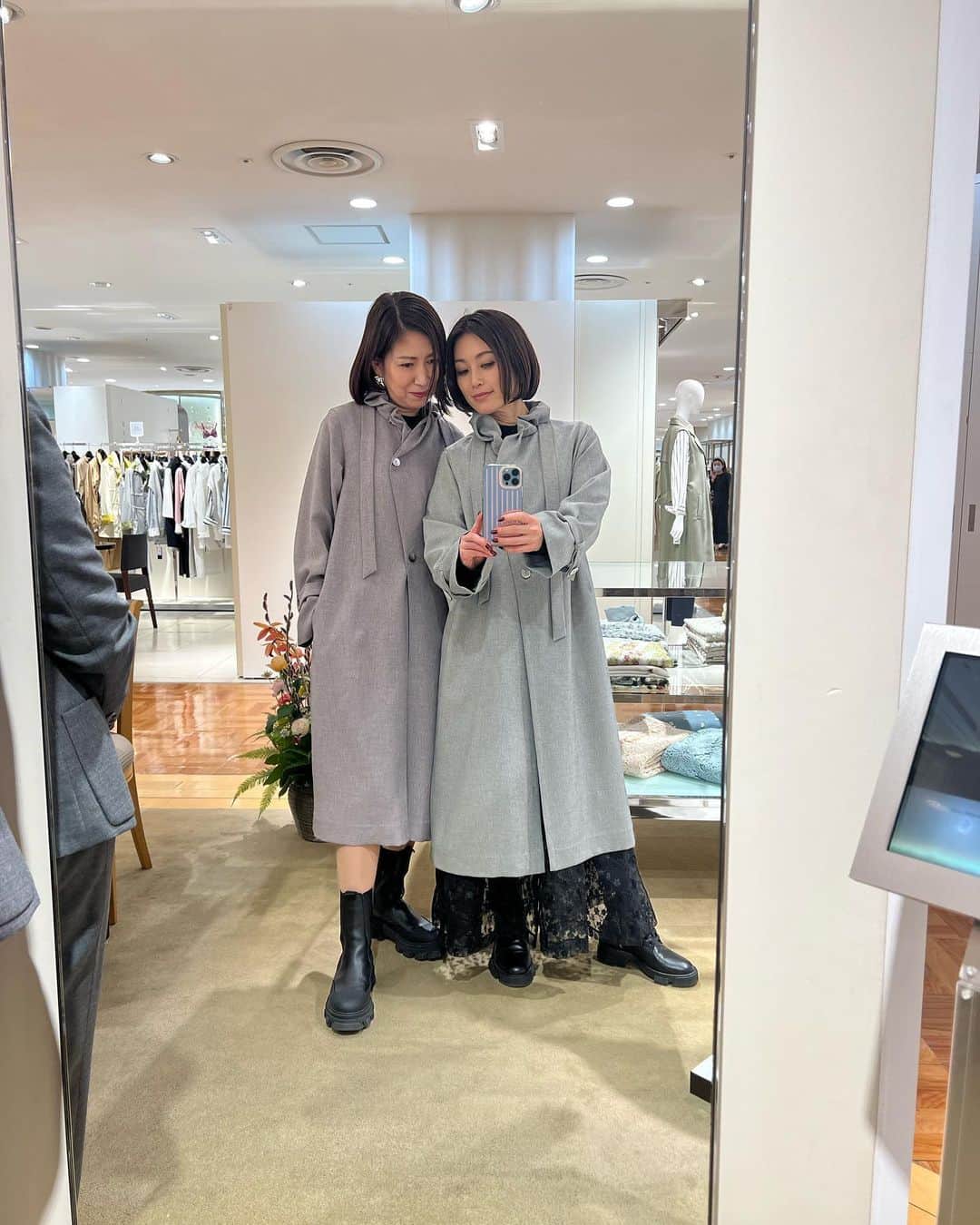 酒井法子さんのインスタグラム写真 - (酒井法子Instagram)「Ochi Makikoさんの 新しいshopに遊びに伺って参りました💕 日本橋三越本店 本館4階に移転なさって 昨日が初日✨ 真紀子さんのお洋服は、とても上質で 黒が大好きな私ですが、 黒にも艶のある本当に美しい黒が ある事を教えて頂きました。  スーツも一生ものが作れます。 仕立ても、デザインも、素材も最高級 真紀子さんの洗練された感覚で色々な アイディアを提案してくださいながら、 丁寧に丁寧に作ってくださいます。 日常にサッと着ても素敵なお洋服から、 勿論、オートクチュールのドレスは ため息ものです。 私は以前、大人として1着は必ず必要な 冠婚葬祭用のスーツを作っていただきました。 その後、筋トレにより 肩周りがなんか、、。 きつくなってしまったのですが🤣 サイズが合うように、 お仕立て直しもしてくださるそうです🙇‍♀️ 正に一生ものの証です。 お写真にはありませんが、 今日、着てきたコートも真紀子さんのオートクチュールで作って頂きました。(めちゃくちゃ素敵❤️) やはり、美しいお洋服を着せて頂くと 背筋も伸びますし、 なにより心が豊かになります。 大好きな令子さんと、きゃっきゃっいいながら 試着させていただきました。 幸せなひと時🤗 #Ochi Makiko #日本橋三越本店 #本館4階 #めちゃくちゃ楽しそうな人達 #酒井法子」3月2日 8時36分 - noriko_sakai_official