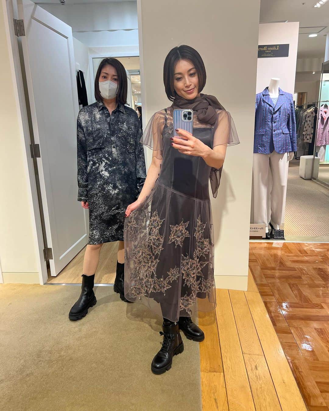 酒井法子さんのインスタグラム写真 - (酒井法子Instagram)「Ochi Makikoさんの 新しいshopに遊びに伺って参りました💕 日本橋三越本店 本館4階に移転なさって 昨日が初日✨ 真紀子さんのお洋服は、とても上質で 黒が大好きな私ですが、 黒にも艶のある本当に美しい黒が ある事を教えて頂きました。  スーツも一生ものが作れます。 仕立ても、デザインも、素材も最高級 真紀子さんの洗練された感覚で色々な アイディアを提案してくださいながら、 丁寧に丁寧に作ってくださいます。 日常にサッと着ても素敵なお洋服から、 勿論、オートクチュールのドレスは ため息ものです。 私は以前、大人として1着は必ず必要な 冠婚葬祭用のスーツを作っていただきました。 その後、筋トレにより 肩周りがなんか、、。 きつくなってしまったのですが🤣 サイズが合うように、 お仕立て直しもしてくださるそうです🙇‍♀️ 正に一生ものの証です。 お写真にはありませんが、 今日、着てきたコートも真紀子さんのオートクチュールで作って頂きました。(めちゃくちゃ素敵❤️) やはり、美しいお洋服を着せて頂くと 背筋も伸びますし、 なにより心が豊かになります。 大好きな令子さんと、きゃっきゃっいいながら 試着させていただきました。 幸せなひと時🤗 #Ochi Makiko #日本橋三越本店 #本館4階 #めちゃくちゃ楽しそうな人達 #酒井法子」3月2日 8時36分 - noriko_sakai_official