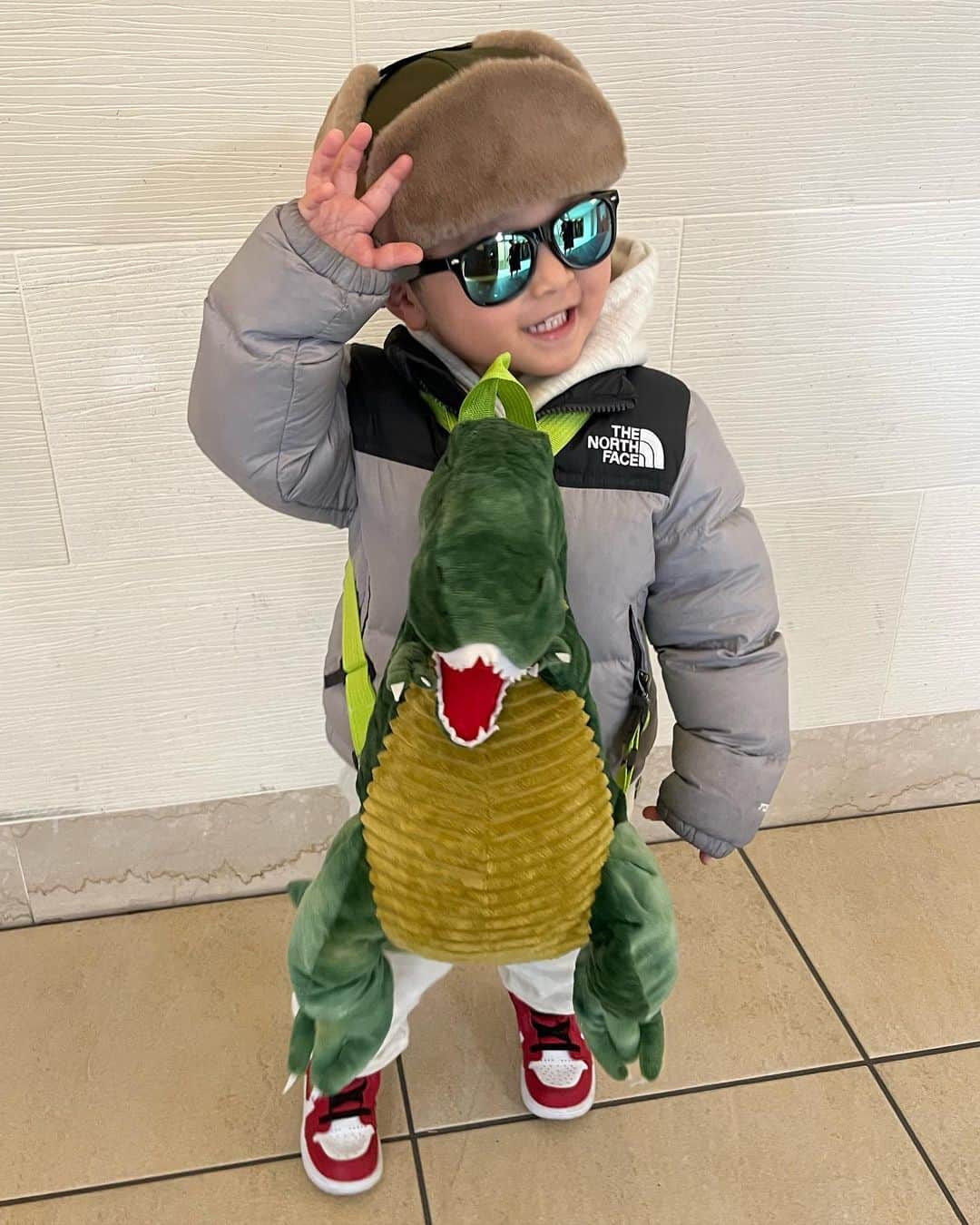 佐伯霞のインスタグラム：「ダイナソー大好きマン🦖  恐竜の鞄と帽子とグラサン せっせと自分で用意して つけてたw」
