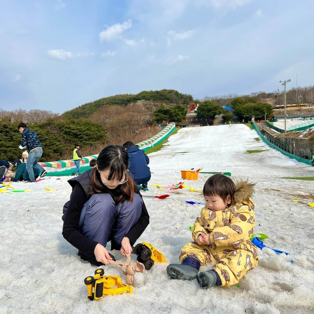 ジェウンのインスタグラム：「오늘하루요약😉 매번 일이생겨 한참을 미루고미뤄 못갈뻔했던 눈썰매장에 올 시즌막바지인 오늘 드디어 다녀왔어요!!! 서걱서걱한 샤베트 인공눈이었지만 재은이 로윤이 신나하는모습 보려구 엄마가 어떻게든 데리구와찌🤣 Ditto NG 너낌의 코너링 장난아니던 한 놀이기구타는 재은이 순간포착과 함께 마무리는 코코피자😋  모두들 내일은 새학기 신입학 개강이 시작되네요!!!🔥 새로운 마음으로, 올한해도 멋진 시작 할수있기를 잰맘도 응원할게요오💪🏻💕  재은이의 6학년 새학기도, 로윤이의 21개월만의 첫 어린이집 등원도 많이많이 응원해🫶🏻  . . #잰 #재은#로윤#재로남매#재은로윤#10살차이남매#소띠아기#소띠맘#자수정동굴나라#눈썰매장#봄방학마무리#사랑해내아가들#오감자포기못해」