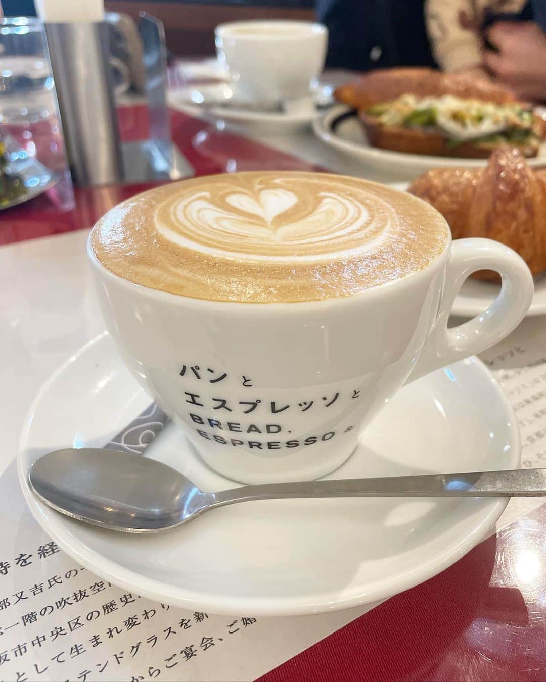 Sayuri（岸岡小百合）さんのインスタグラム写真 - (Sayuri（岸岡小百合）Instagram)「* 先月の沖縄旅行も福岡旅行も投稿が中途半端ですが、 週末は大阪に行ってきました✈️  大阪の「パンとエスプレッソと 堺筋倶楽部」☕️  もともとは銀行だった歴史を感じる素敵な建物🏛️ 天井も高くゆったりとした空間で、 美味しいパンとコーヒーを楽しむことができました🥖  今回はモーニングの時間に伺いましたが、 次はランチを食べに行きたいなぁ❤️  #パンとエスプレッソと  #パンとエスプレッソと堺筋倶楽部  #モーニング #カフェ #大阪カフェ」3月2日 0時02分 - sayuuringo