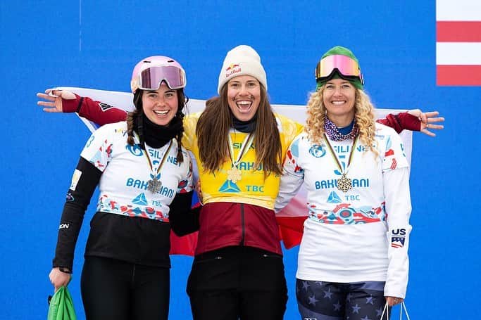 リンゼイ・ジャコベリスのインスタグラム：「3rd Place🥉at World Championships today! It was a very fun day of racing with all the amazing ladies on tour!   @ussnowboardteam @bernhelmets @kesslersnowboards」