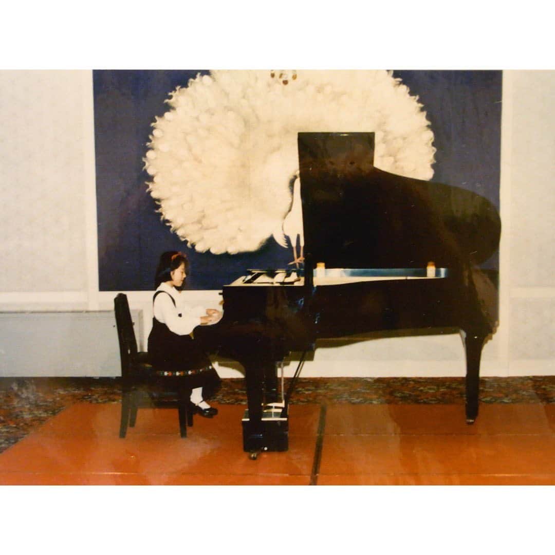 武村八重子さんのインスタグラム写真 - (武村八重子Instagram)「初めての発表会5歳の写真📸 2枚目はピアノを始めた2-3歳頃のだろう。 とりあえず、変な髪…古っ笑 恥を承知で出しました😝 . この頃、もちろん特段才能に溢れていた訳でもなく、本当に普通のただピアノを習っていた子供だったんだなと思ったら、とても感慨深いものがある。 . 子供はどんな大人に出会い導いてもらうか、どんな環境で育つか、そして成りたいものを見つけられるかで、人生はいくらでも何にでも成れるのだと身をもって改めて感じる。 . 練習は嫌いだったし、友達と沢山遊べなかったかもだけど、私は私の人生の宝をこの幼き年齢にして出逢えた環境に導いて下さった恩師と親に本当に今は感謝しかない🙇‍♀️ . 私も教育者の端くれとして、自分の生徒たちがいつか、人生でピアノに出逢えて良かったと思って貰えるよう、より一層頑張ろうと思いました🙋‍♀️ . #piano #pianist #初めての発表会 #とりあえず2枚目のピアノの上に乗ってる変な置物何？ #2枚目なんでベロ出してるの？ #ひな祭り近いし幼女時代を出しました」3月2日 0時17分 - piano_yae